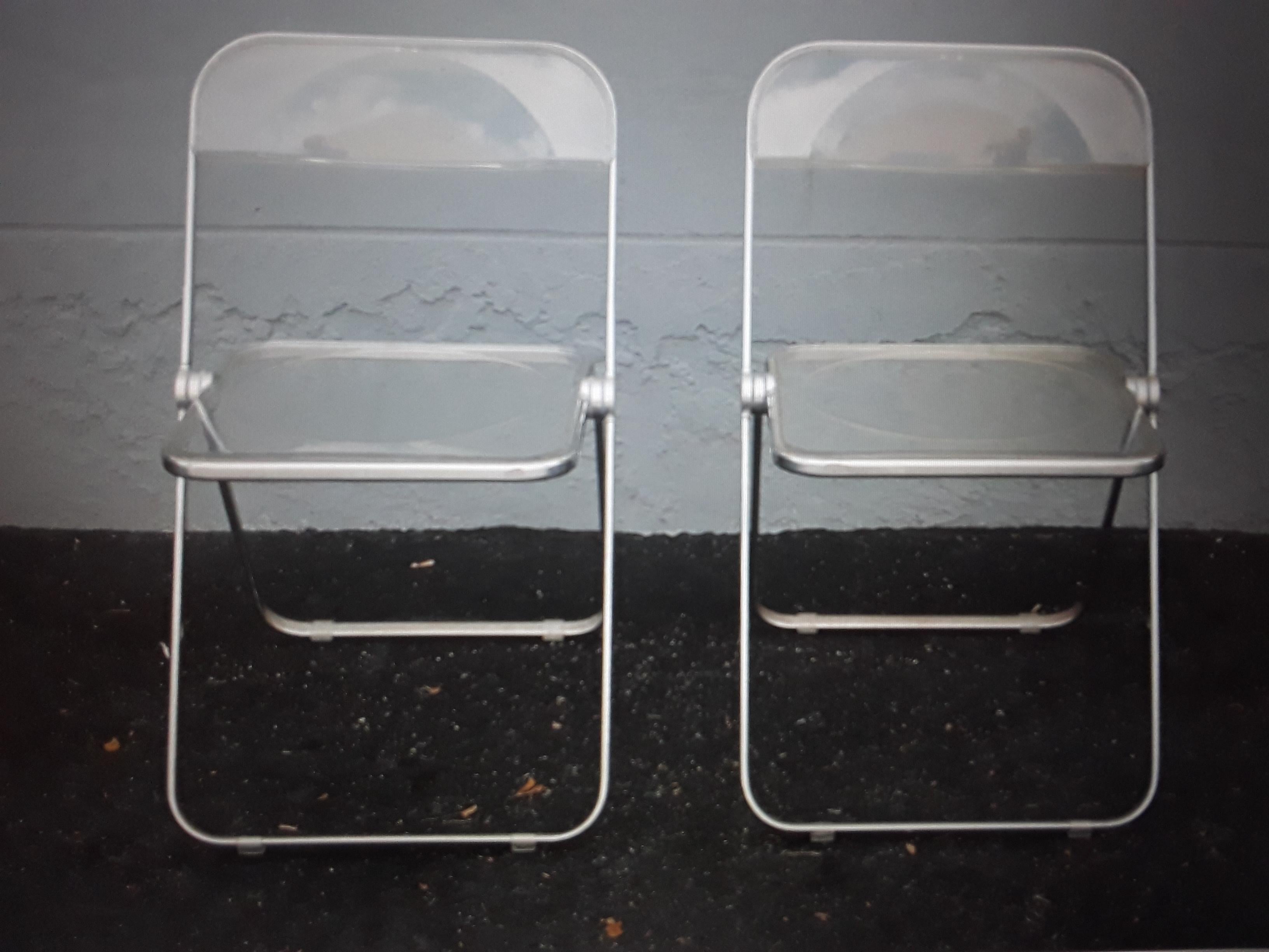 Paire de chaises d'appoint pliantes en lucite et chrome, datant des années 1970. Jolie paire de chaises d'appoint modérées.