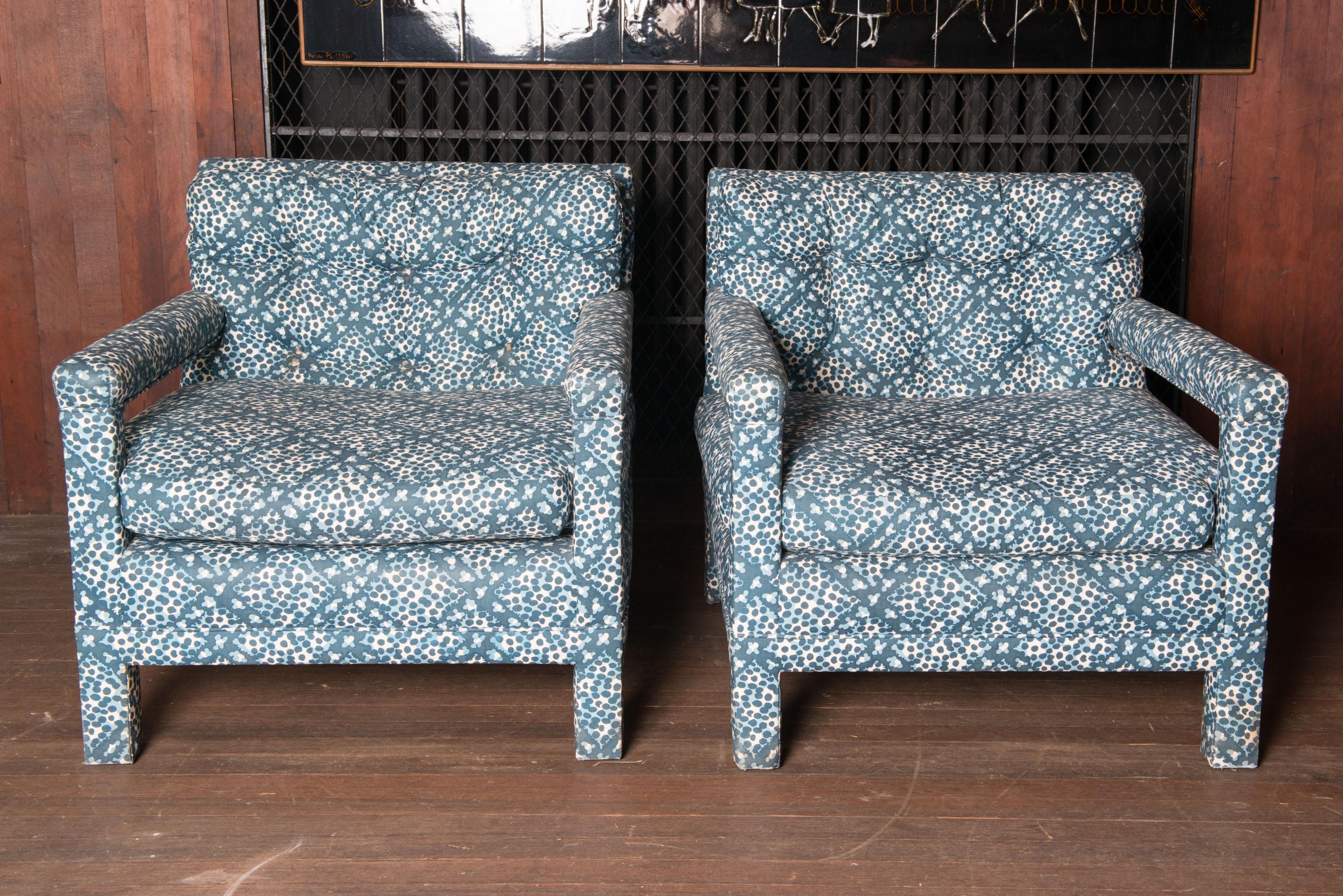 Pair of Milo Baughman style all upholstered Parsons lounge chairs from the 1970s.
Seat backs are button tufted. Fabric is in good condition. Loose seat cushion. Tight back cushion. Roomy comfortable chairs. This style is right out of the David Hicks