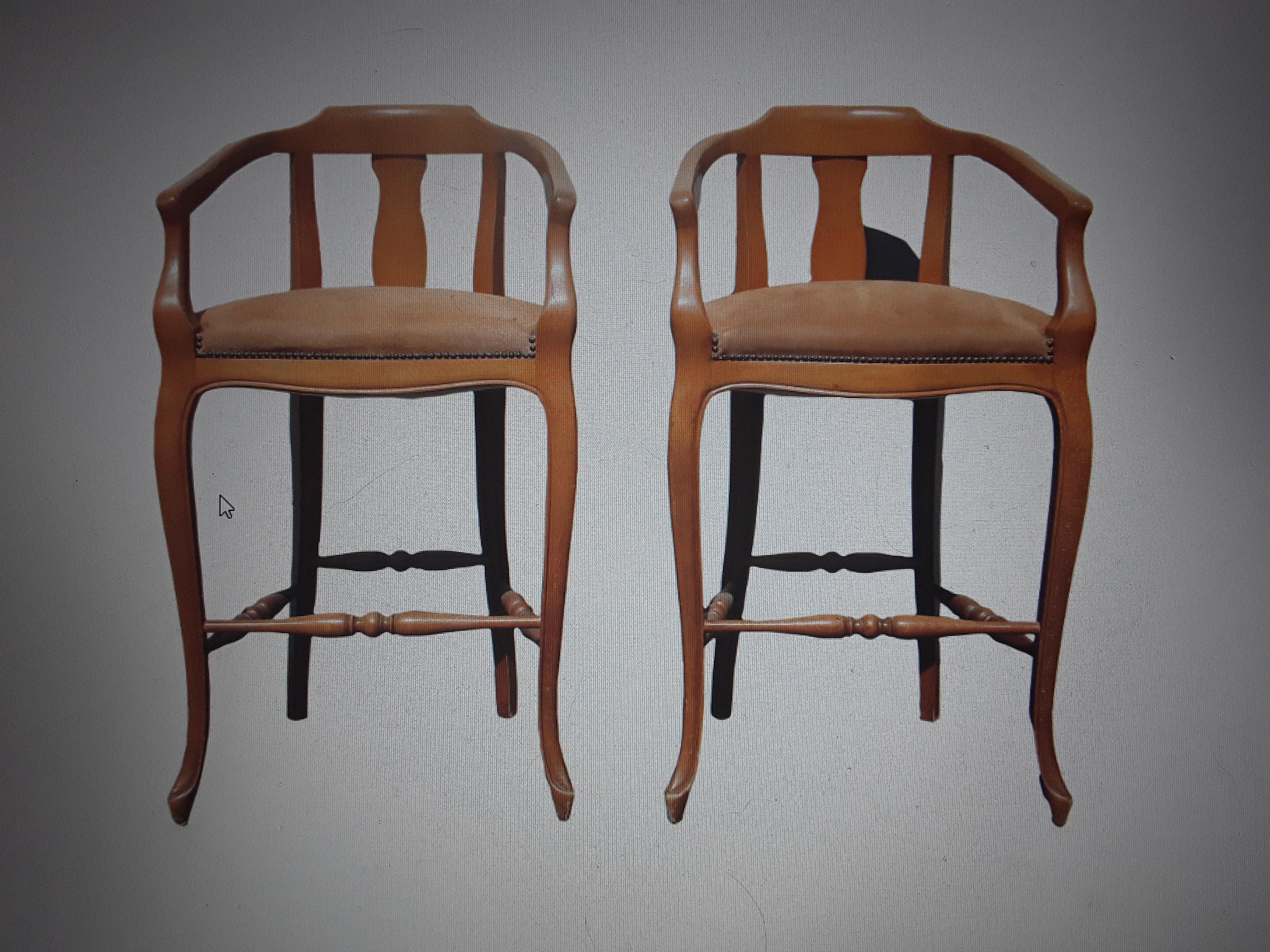 Pair 1970's Vintage Traditional style Bar Stools For Sale 3