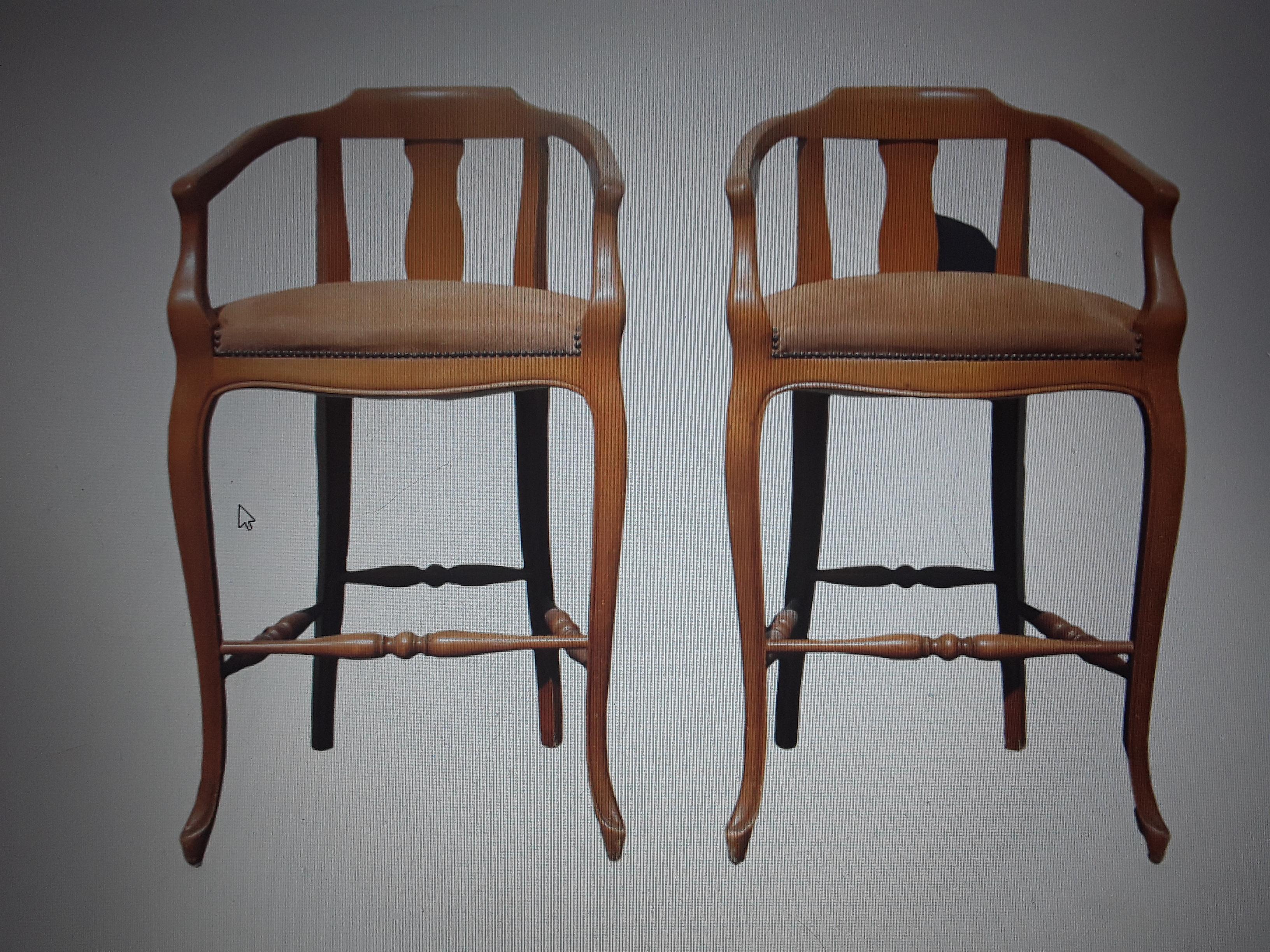 Pair 1970's Vintage Traditional style Bar Stools For Sale 4