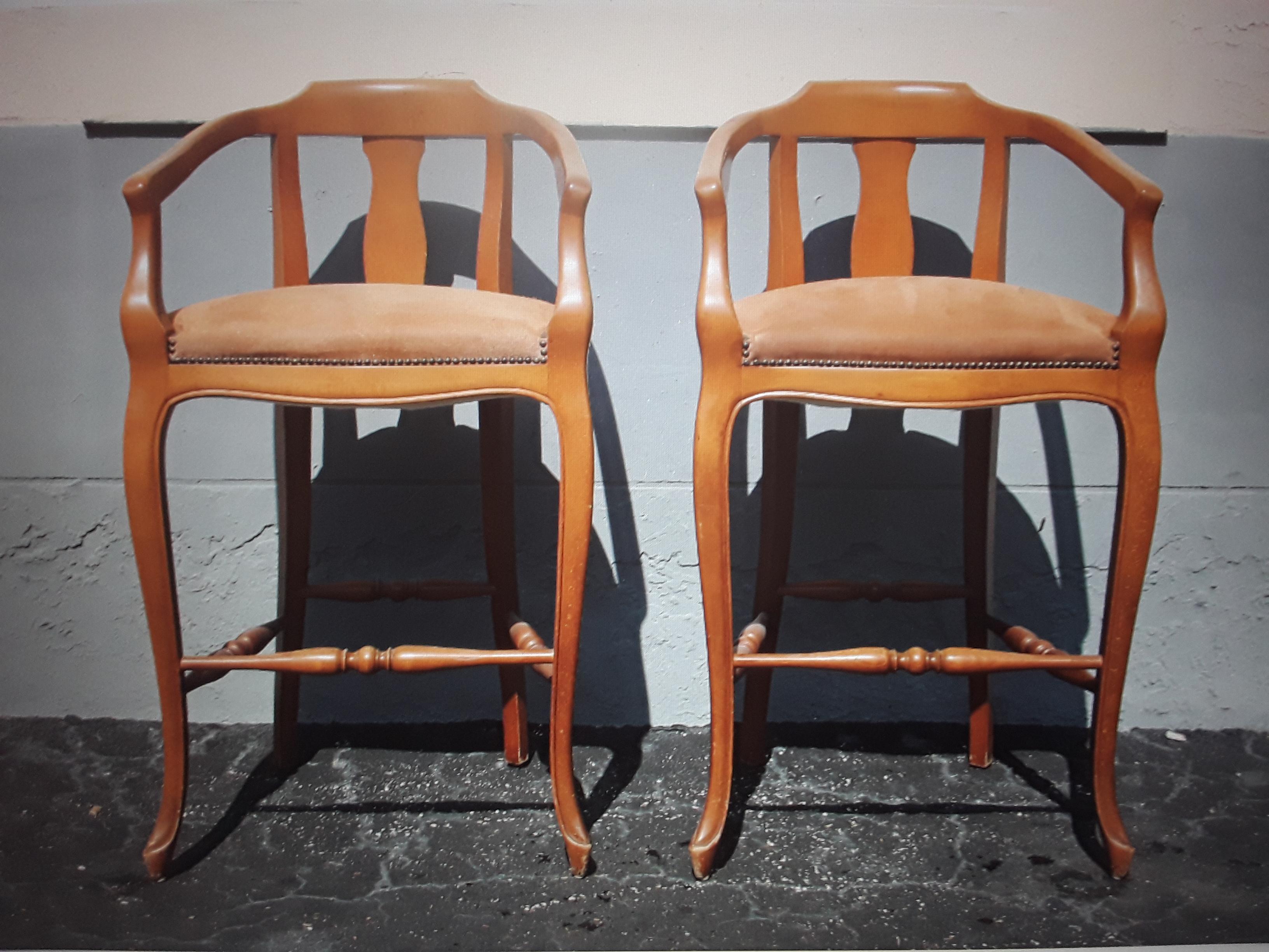 Mid-Century Modern Pair 1970's Vintage Traditional style Bar Stools For Sale