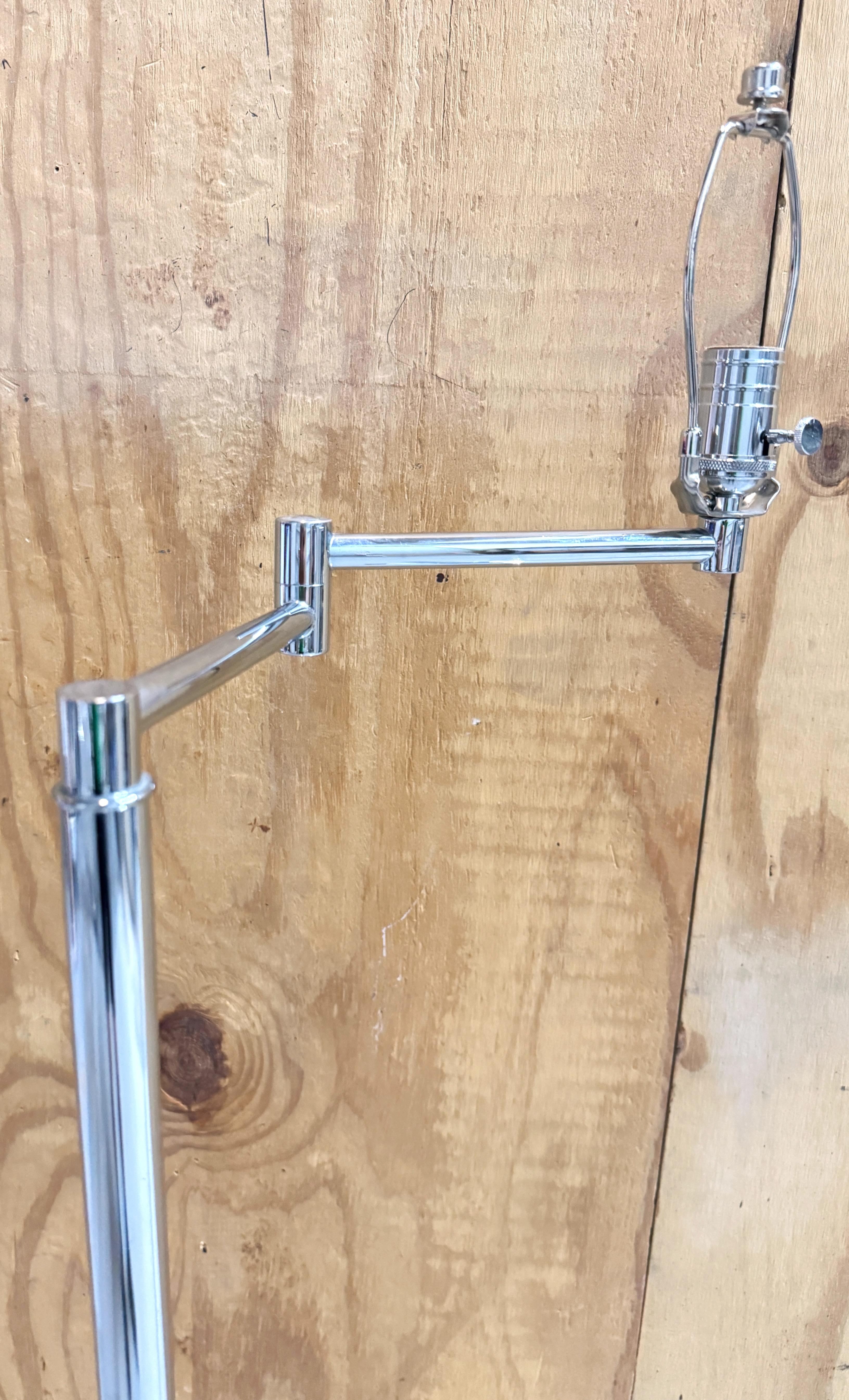 Pareja de lámparas de pie de brazo articulado cromadas estilo Walter Von Nessen de los años 70 con pantallas en venta 4