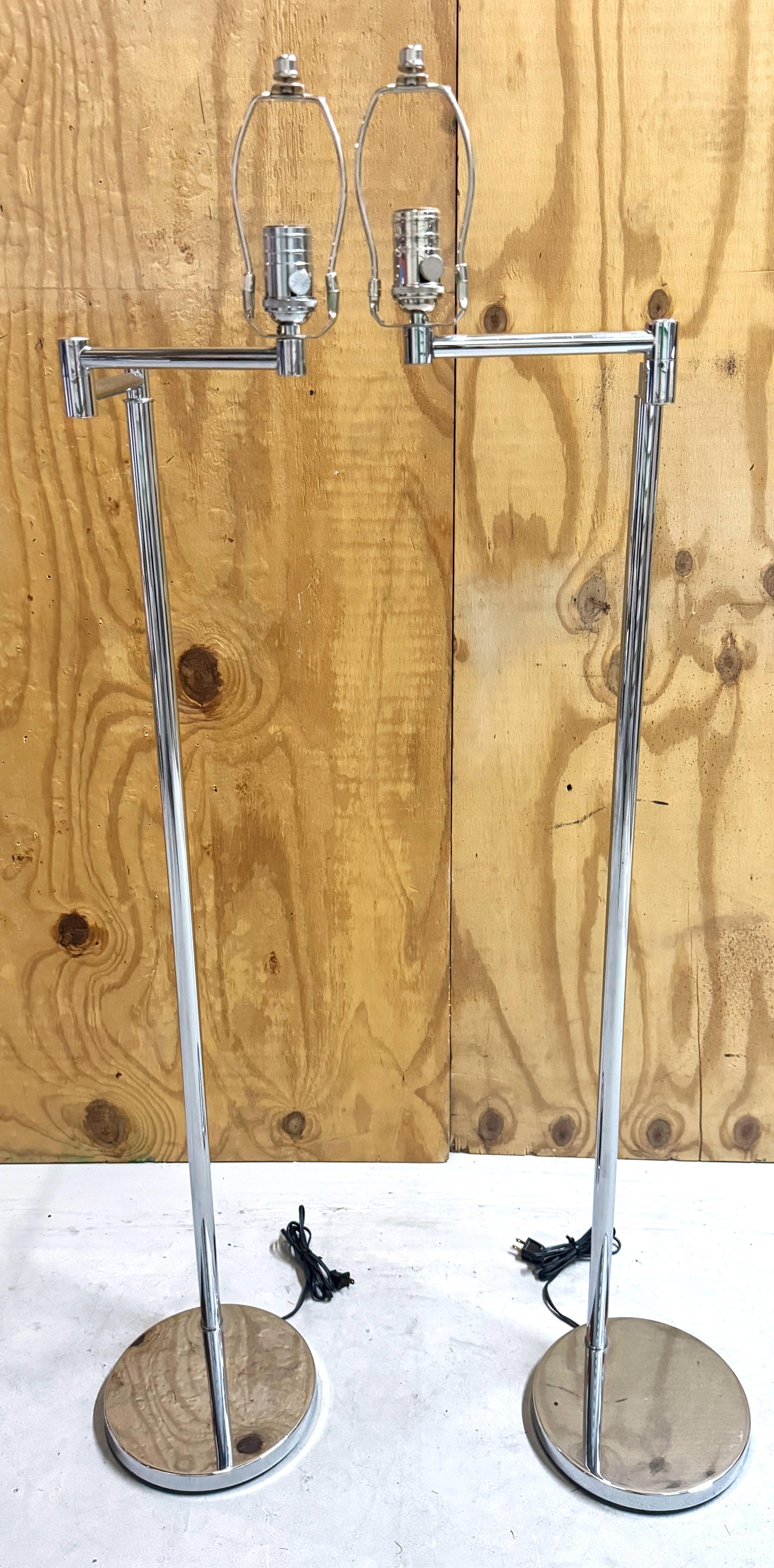 Pareja de lámparas de pie de brazo articulado cromadas estilo Walter Von Nessen de los años 70 con pantallas en venta 5