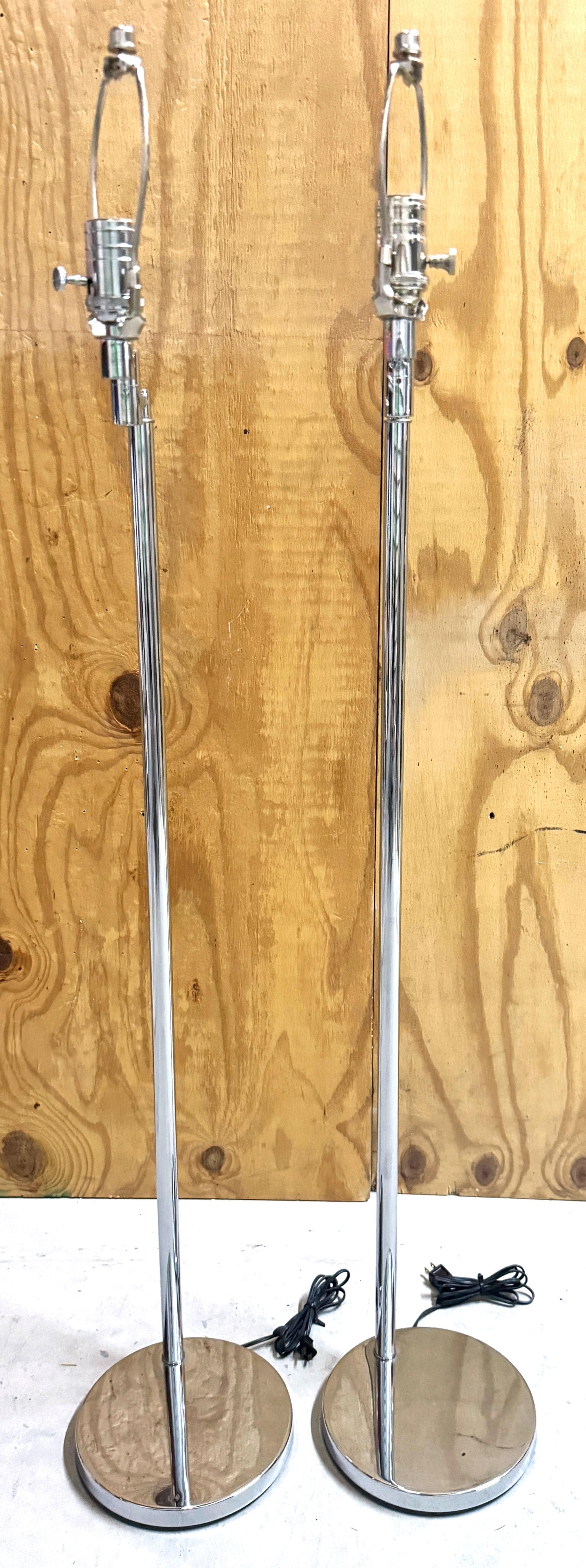 Pareja de lámparas de pie de brazo articulado cromadas estilo Walter Von Nessen de los años 70 con pantallas en venta 6