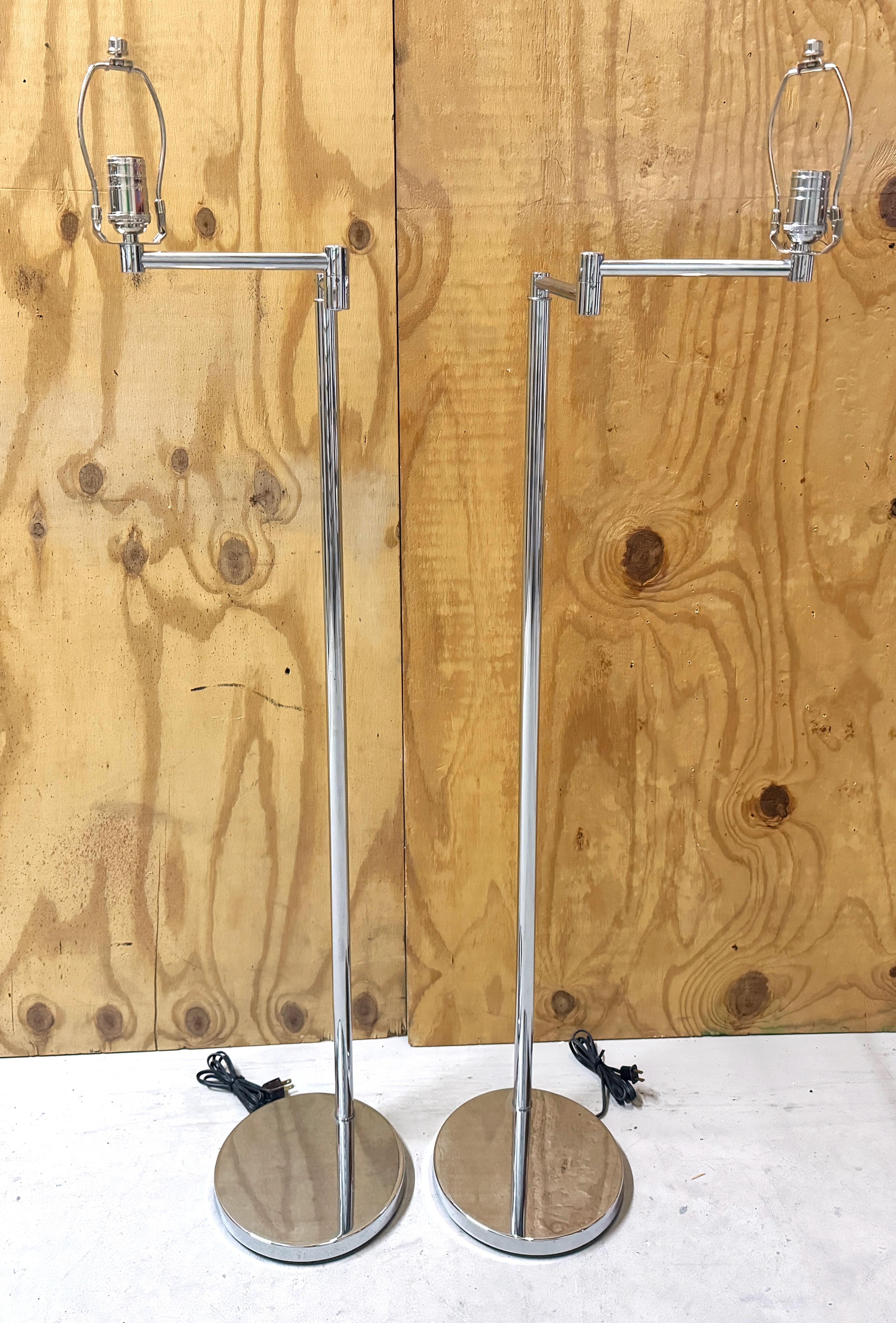 Pareja de lámparas de pie de brazo articulado cromadas estilo Walter Von Nessen de los años 70 con pantallas en venta 1