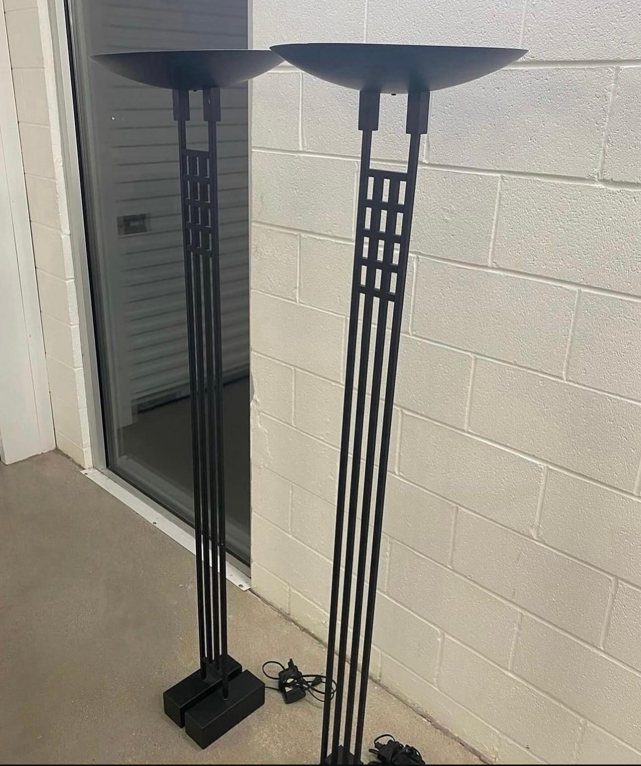 Paar schwarze Fackel-Stehlampen, Robert Sonneman für George Kovacs, 1987 (Postmoderne) im Angebot
