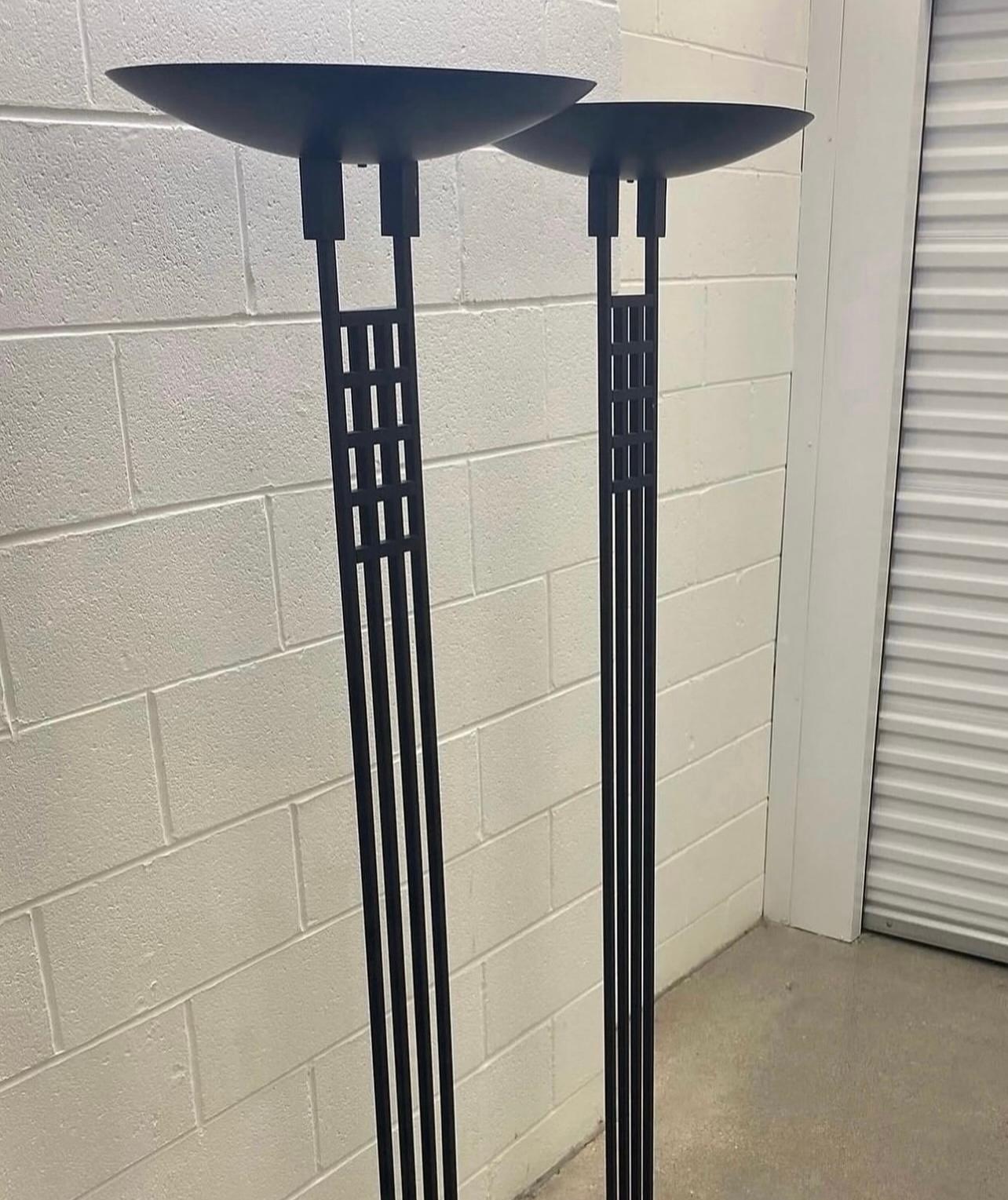 Paar schwarze Fackel-Stehlampen, Robert Sonneman für George Kovacs, 1987 im Zustand „Gut“ im Angebot in Stafford, TX