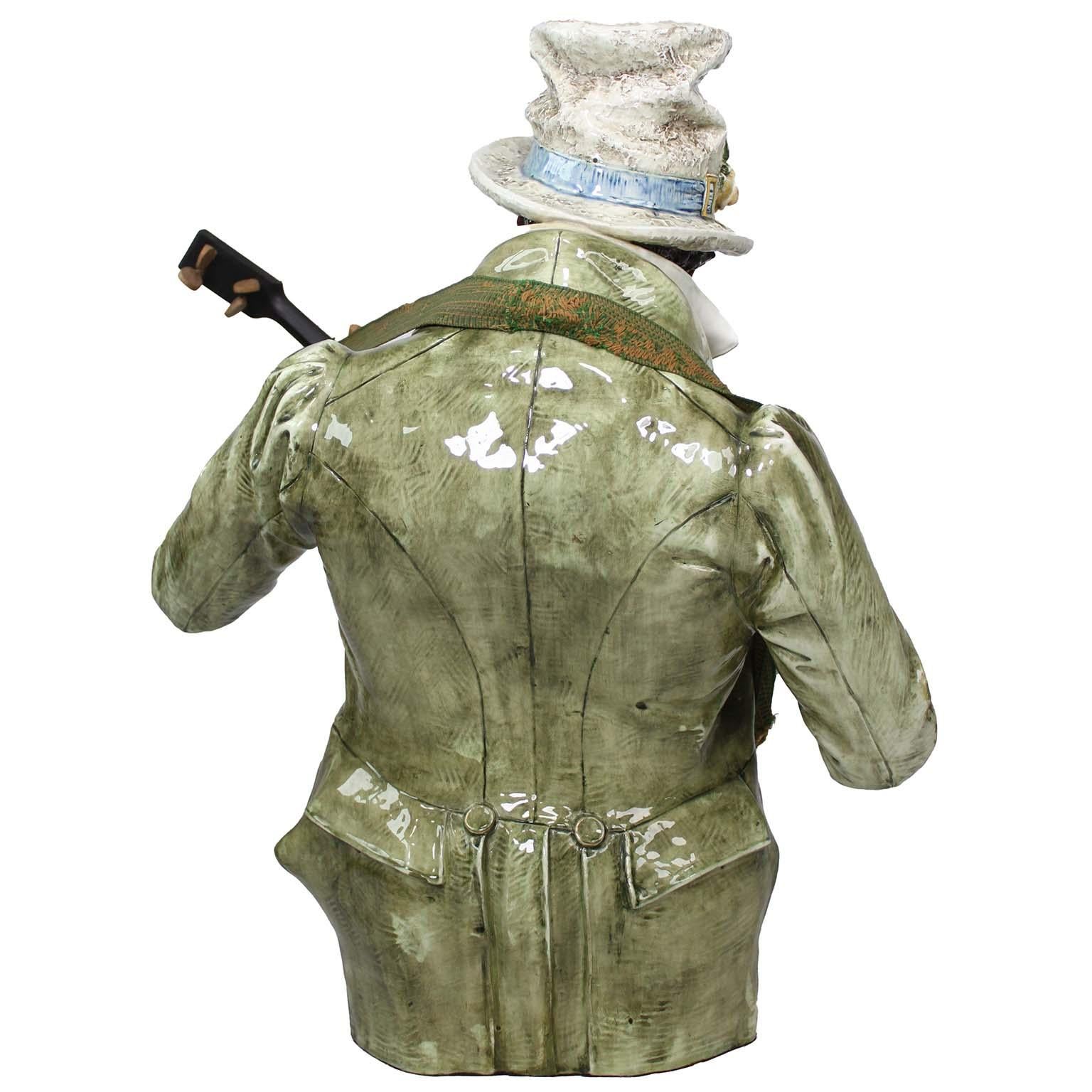 Paire de bustes en majolique du XIX-XXe siècle ' the Banjo Player and the Flower Lady ' en vente 9