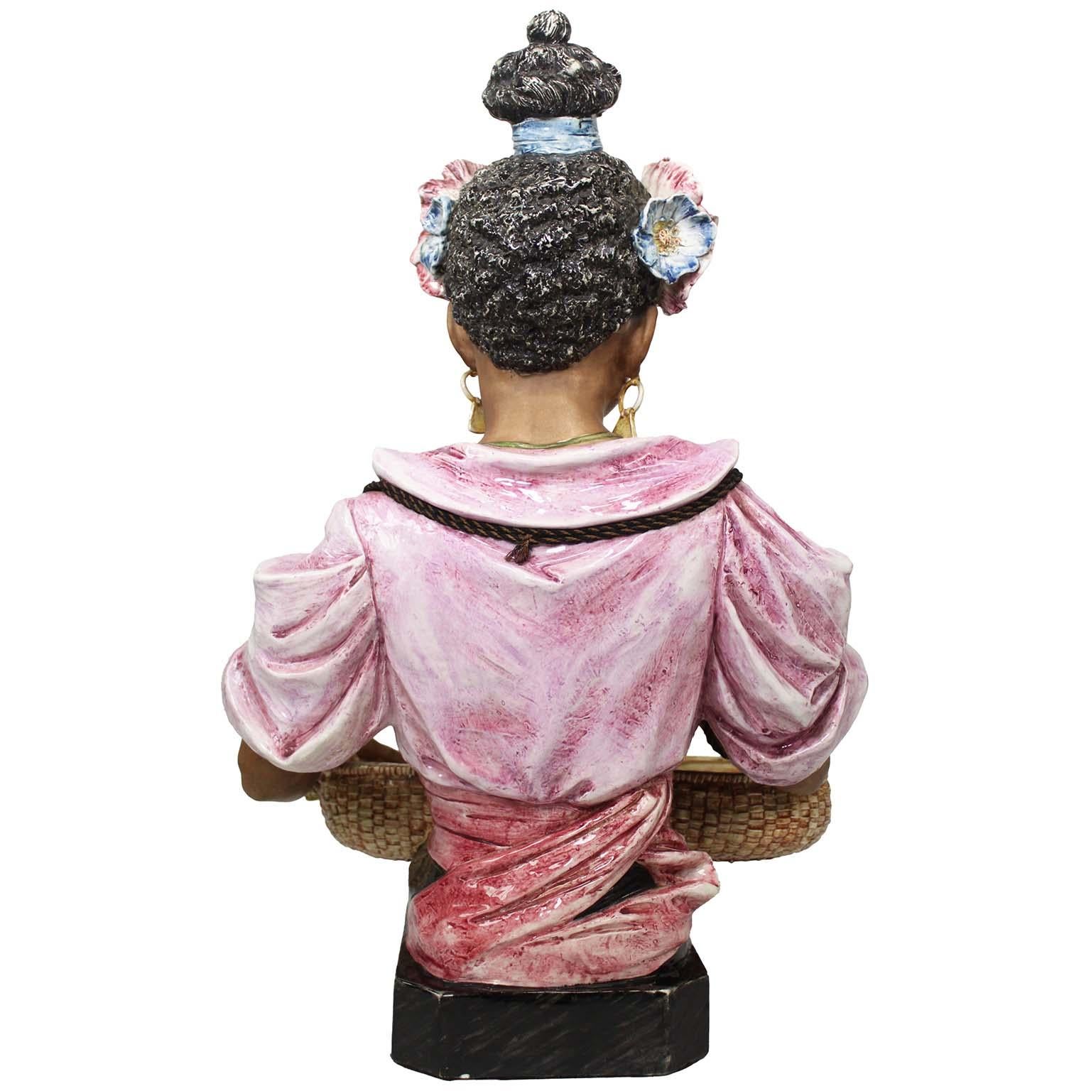 Paire de bustes en majolique du XIX-XXe siècle ' the Banjo Player and the Flower Lady ' en vente 1
