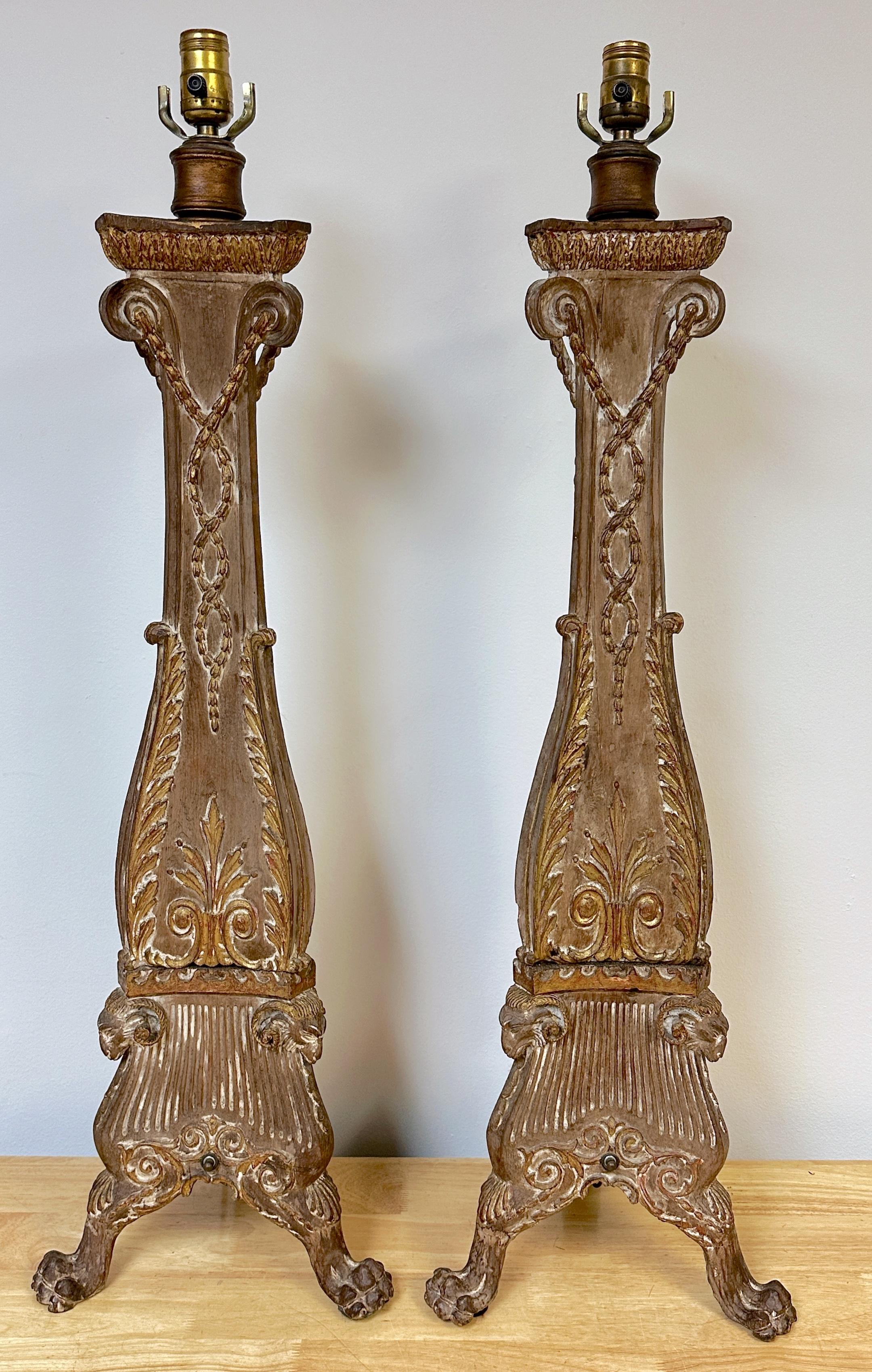 Paire de chandeliers en pin sculpté et grillons dorés du XIXe siècle ou plus anciens, aujourd'hui électrifiés, dans le style de Robert Adams

Pin sculpté à la main et élégance néoclassique dorée : Electrification ultérieure

Cette exceptionnelle