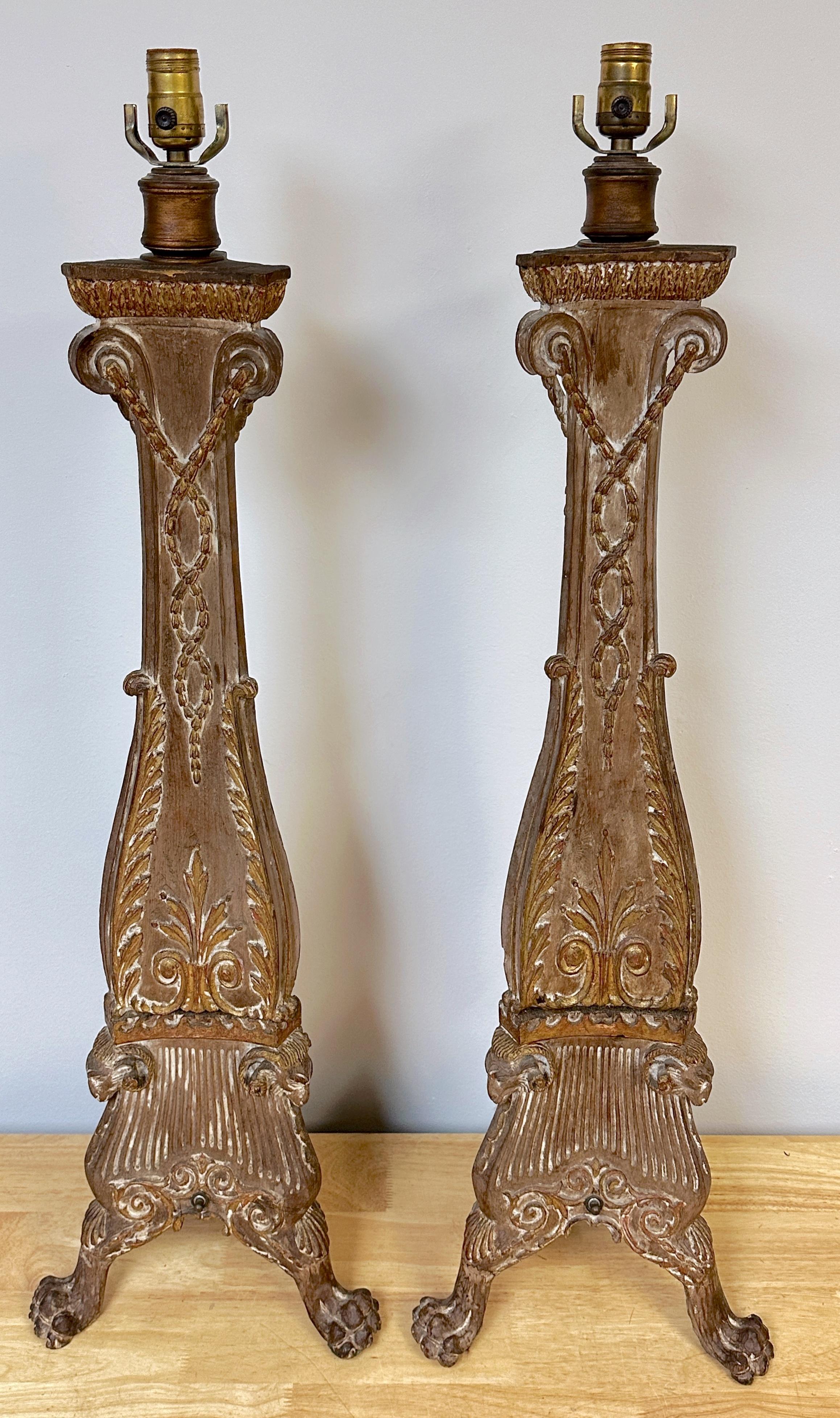 Style Adam Paire de chandeliers à bougeoirs de style Adam du 19e siècle en pin sculpté et doré, maintenant électrifiés en vente
