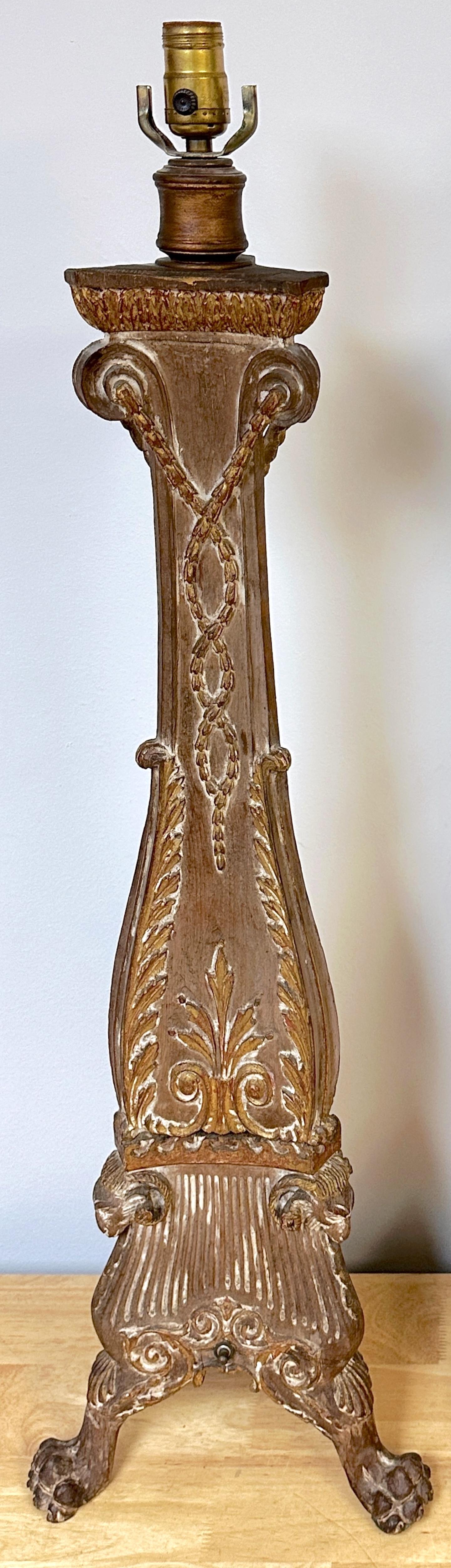 Anglais Paire de chandeliers à bougeoirs de style Adam du 19e siècle en pin sculpté et doré, maintenant électrifiés en vente