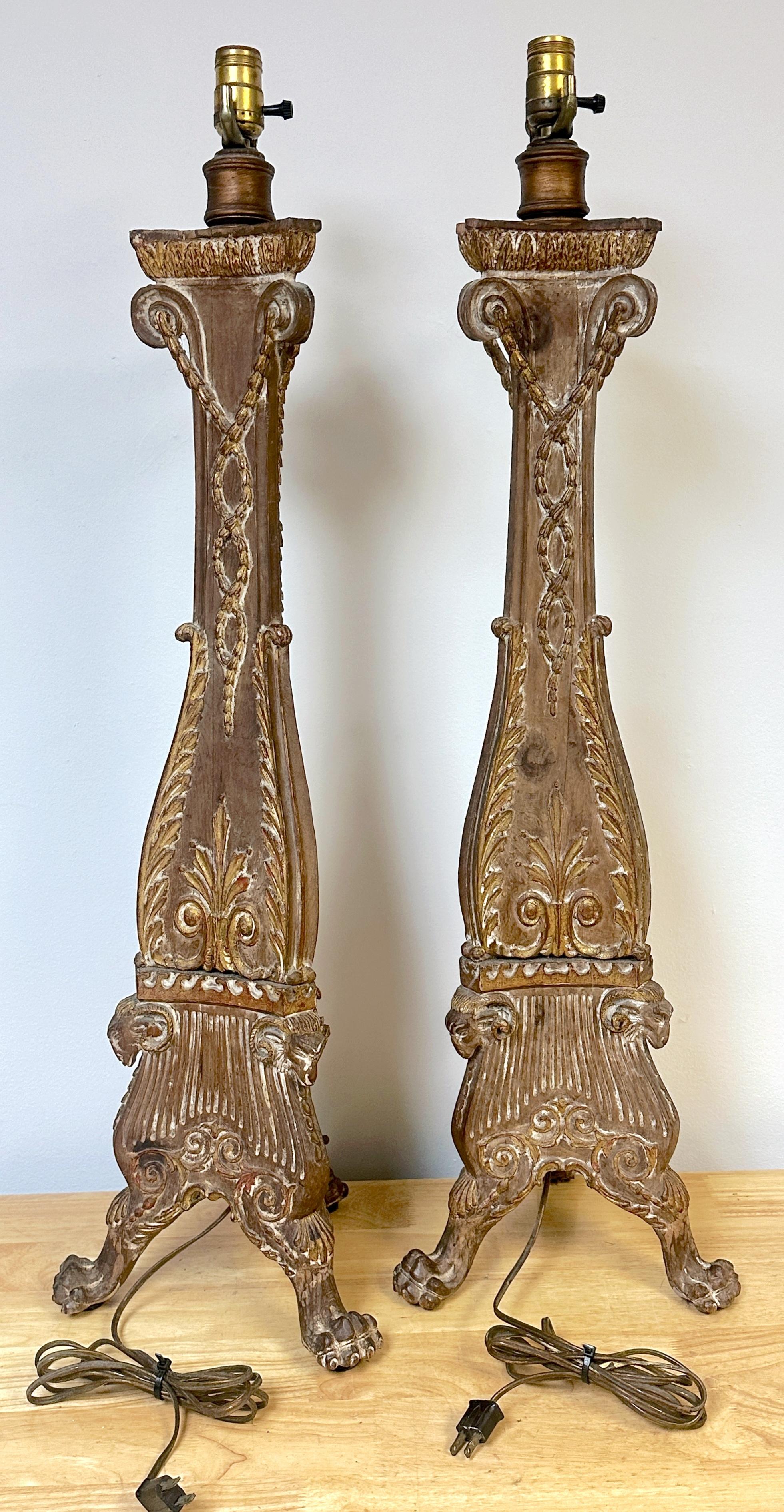 Paire de chandeliers à bougeoirs de style Adam du 19e siècle en pin sculpté et doré, maintenant électrifiés Bon état - En vente à West Palm Beach, FL