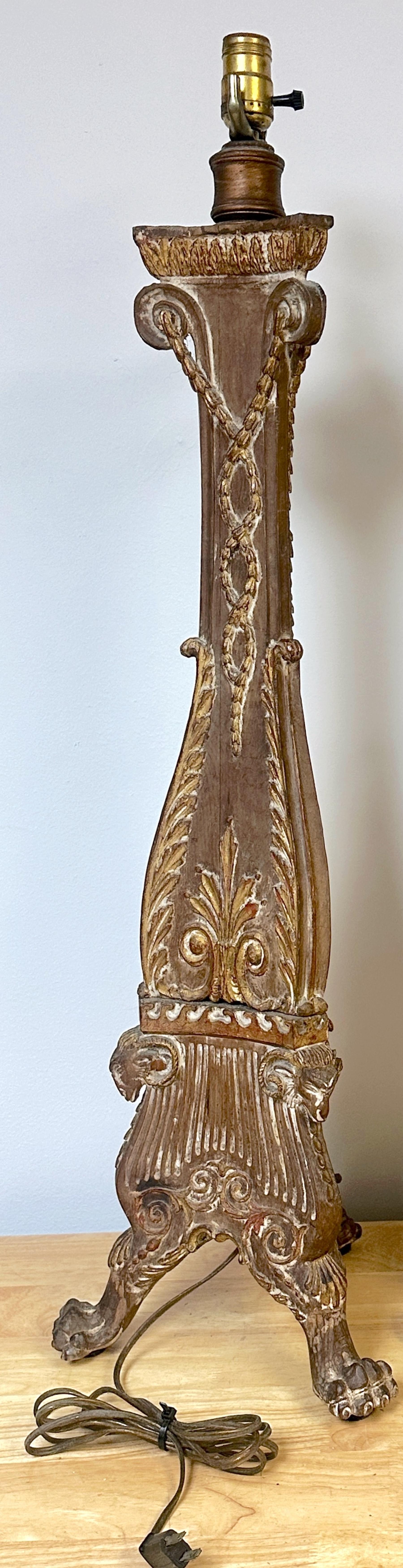XIXe siècle Paire de chandeliers à bougeoirs de style Adam du 19e siècle en pin sculpté et doré, maintenant électrifiés en vente
