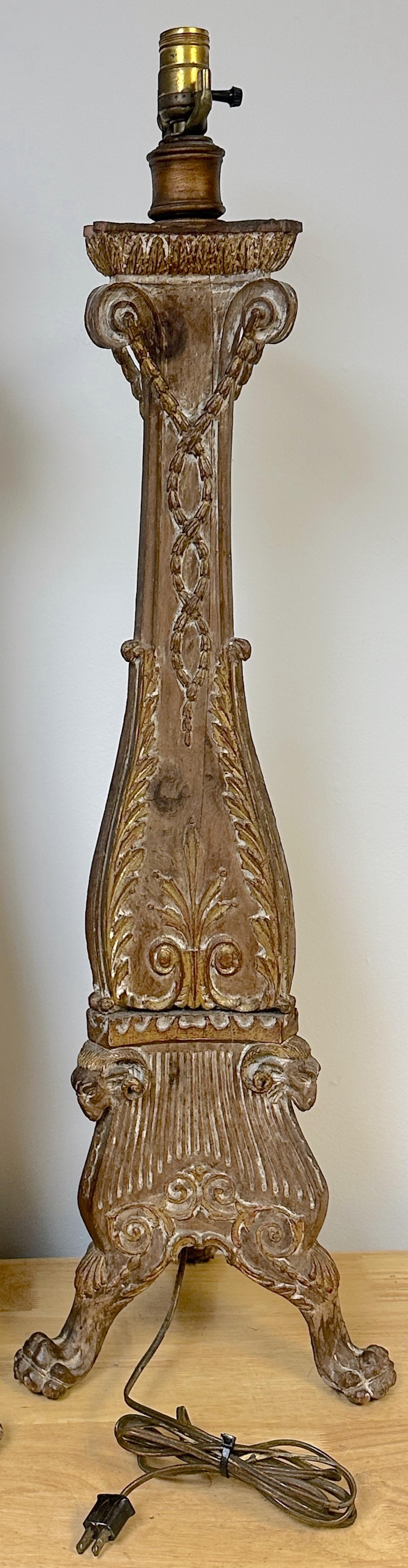 Pin Paire de chandeliers à bougeoirs de style Adam du 19e siècle en pin sculpté et doré, maintenant électrifiés en vente