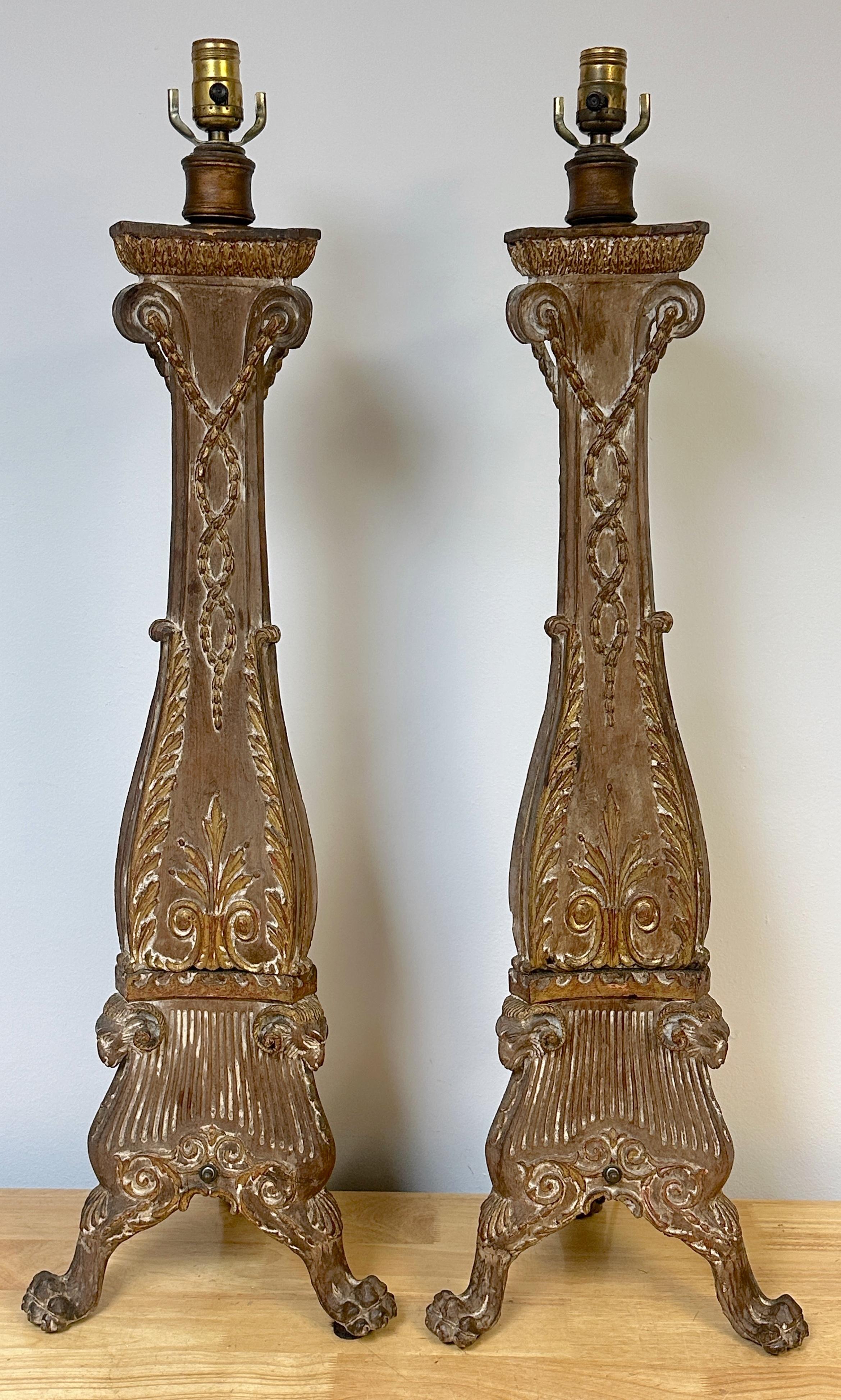 Paire de chandeliers à bougeoirs de style Adam du 19e siècle en pin sculpté et doré, maintenant électrifiés en vente 1