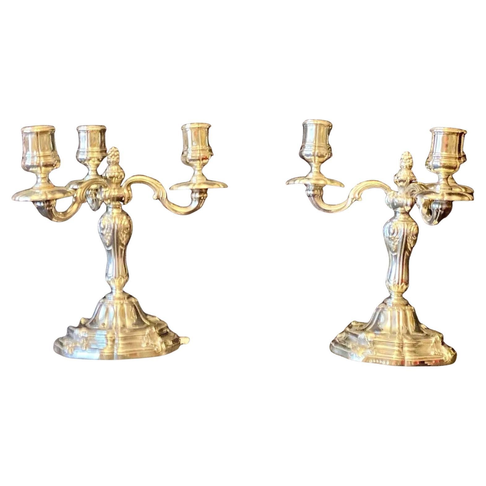 Coppia di candelabri a tre luci A.I.C. French Odiot Paris in argento sterling del XIX secolo in vendita