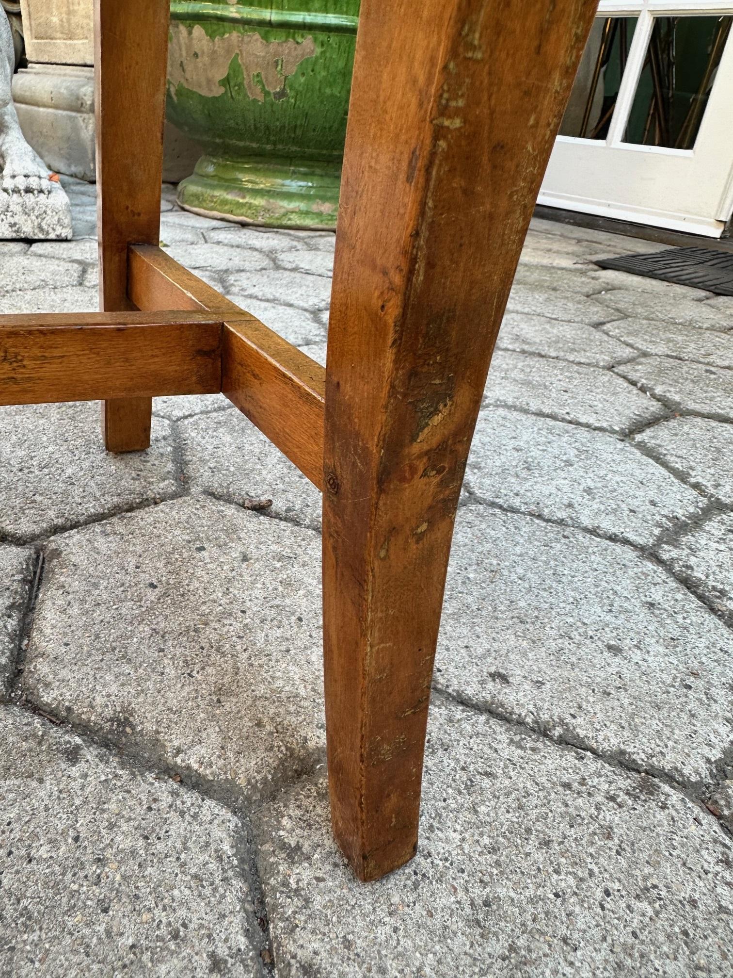 Paire de chaises d'appoint suédoises anciennes du 19ème siècle en bois fruitier sculpté à la main, style rustique en vente 3