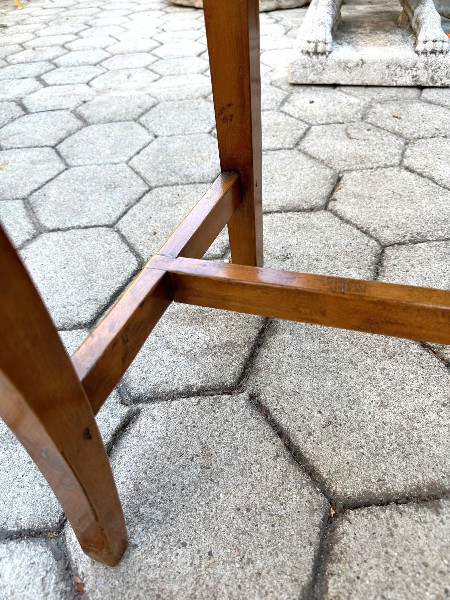 Paire de chaises d'appoint suédoises anciennes du 19ème siècle en bois fruitier sculpté à la main, style rustique en vente 4
