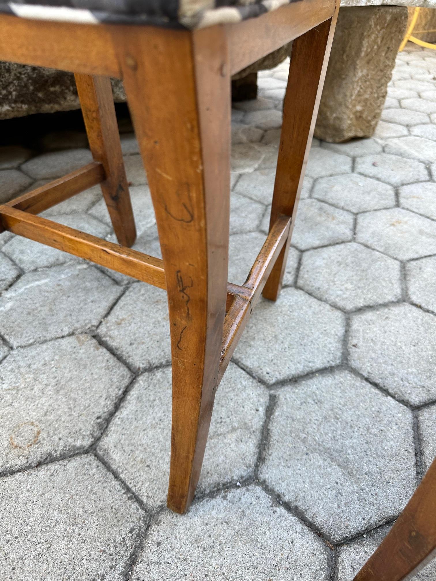 Paire de chaises d'appoint suédoises anciennes du 19ème siècle en bois fruitier sculpté à la main, style rustique en vente 5