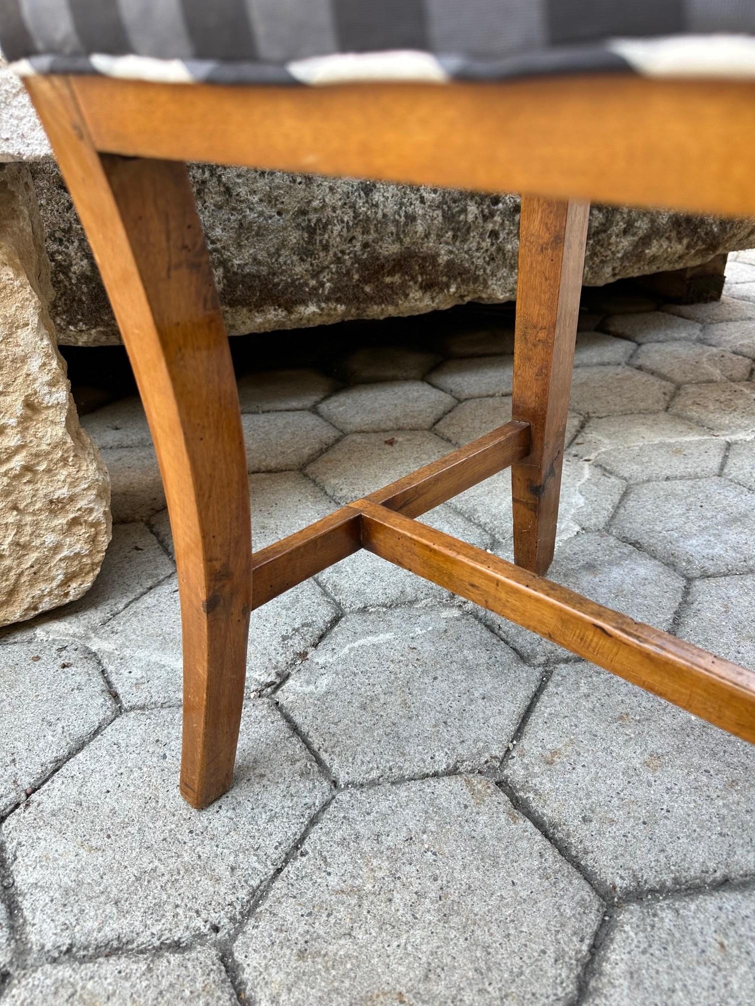 Paire de chaises d'appoint suédoises anciennes du 19ème siècle en bois fruitier sculpté à la main, style rustique en vente 6