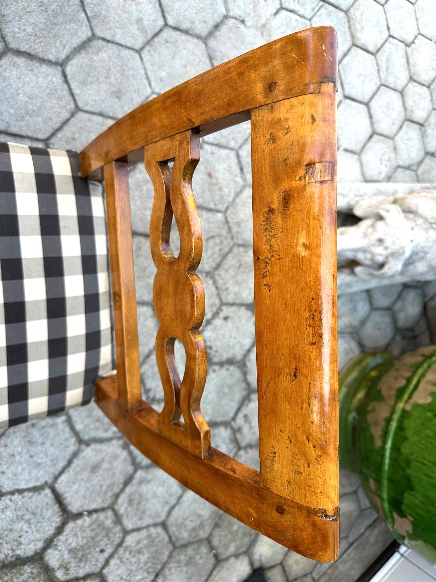 Paire de chaises d'appoint suédoises anciennes du 19ème siècle en bois fruitier sculpté à la main, style rustique en vente 7