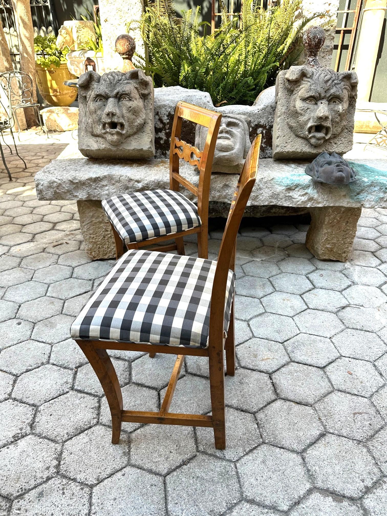 Paire de chaises d'appoint suédoises anciennes du 19ème siècle en bois fruitier sculpté à la main, style rustique en vente 11