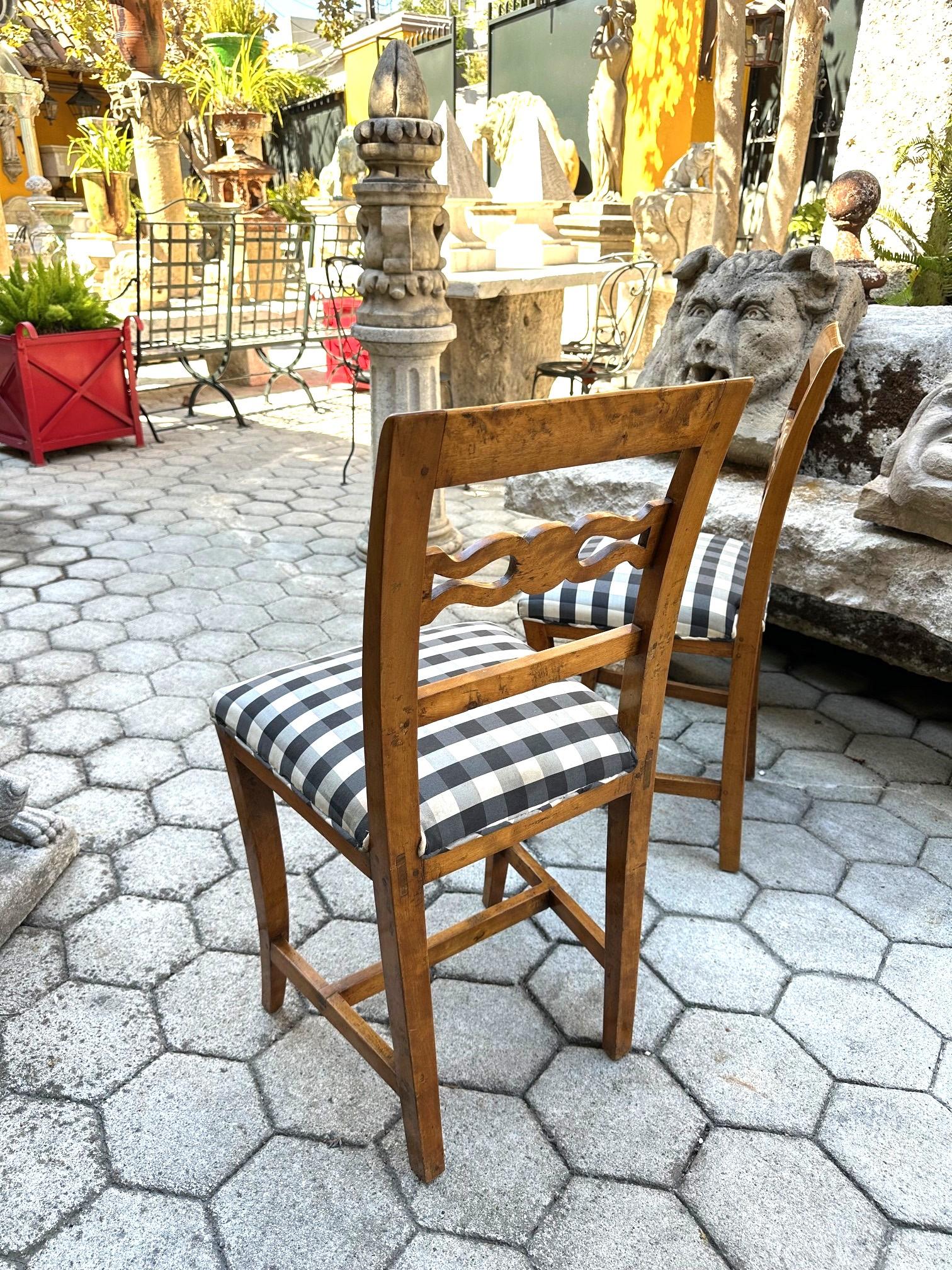 Paire de chaises d'appoint suédoises anciennes du 19ème siècle en bois fruitier sculpté à la main, style rustique en vente 12
