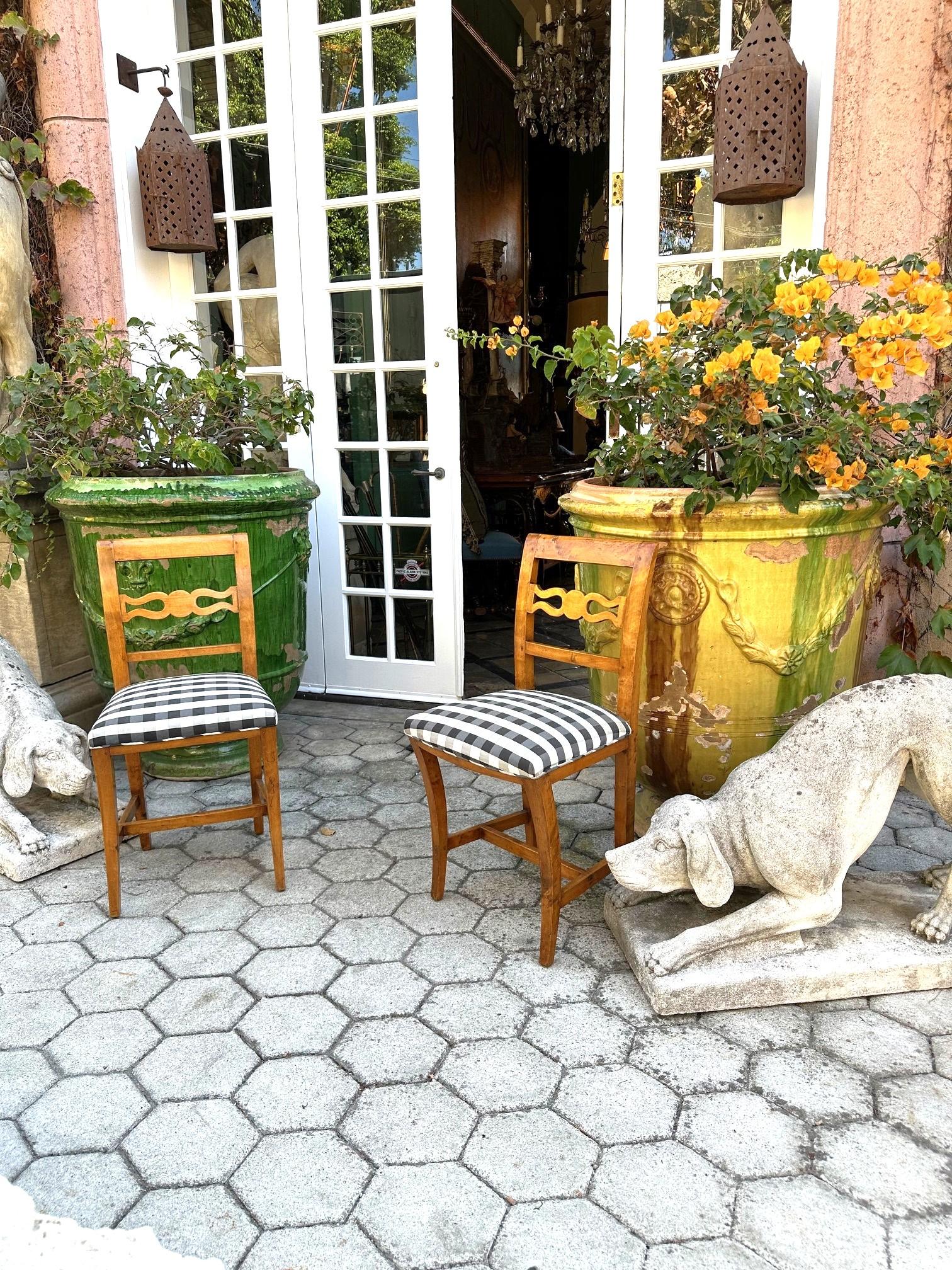 Paire d'anciennes chaises d'entrée en bois fruitier suédois sculpté à la main A.I.C. Rustique . 
Nous avons 3 paires disponibles (6 chaises au total) de ces magnifiques chaises suédoises / danoises.  chaises d'appoint néoclassiques en bois fruitier.