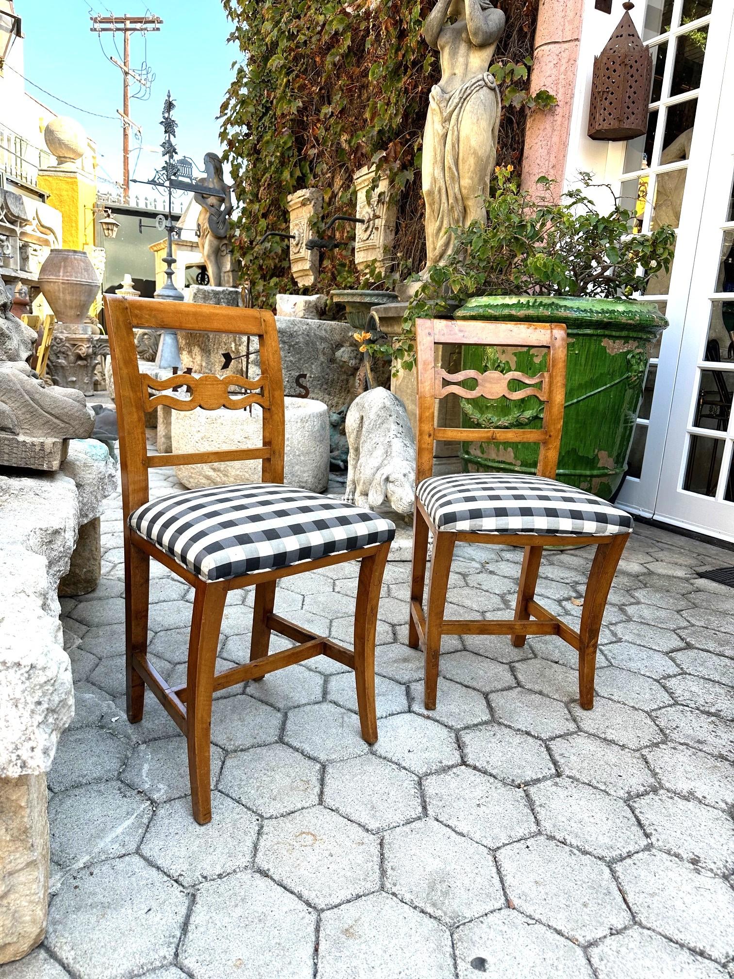 Sculpté à la main Paire de chaises d'appoint suédoises anciennes du 19ème siècle en bois fruitier sculpté à la main, style rustique en vente