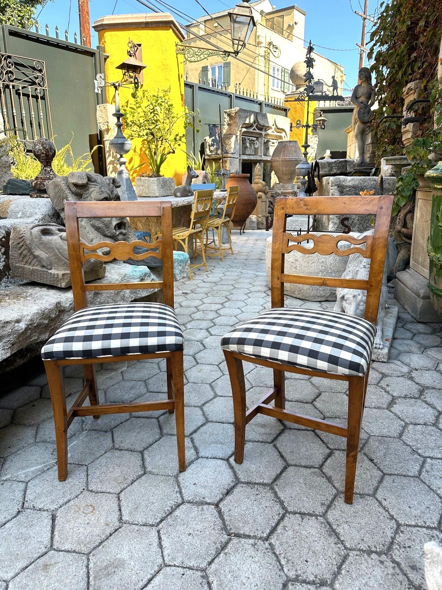 Paire de chaises d'appoint suédoises anciennes du 19ème siècle en bois fruitier sculpté à la main, style rustique Bon état - En vente à West Hollywood, CA