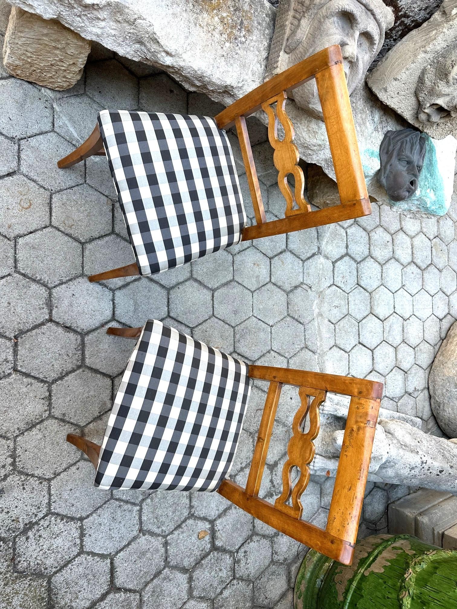 XIXe siècle Paire de chaises d'appoint suédoises anciennes du 19ème siècle en bois fruitier sculpté à la main, style rustique en vente