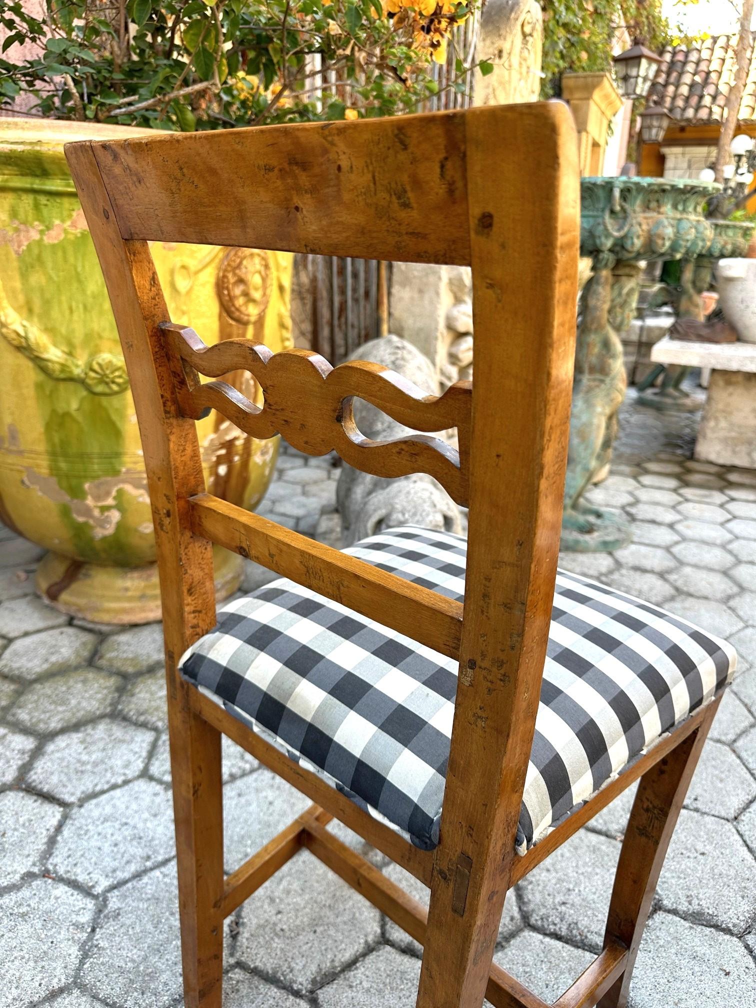 Paire de chaises d'appoint suédoises anciennes du 19ème siècle en bois fruitier sculpté à la main, style rustique en vente 1
