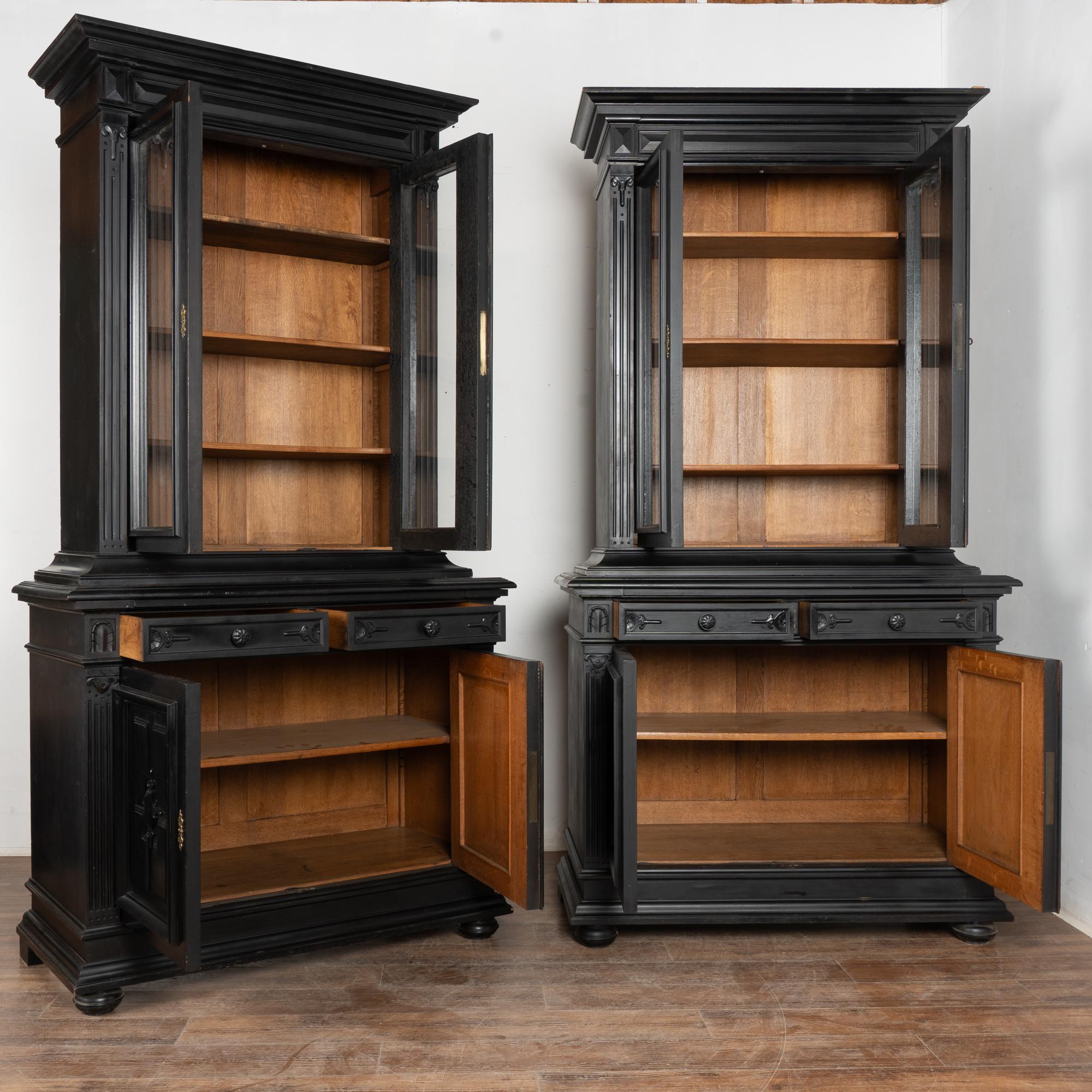 Provincial français Paire de bibliothèques en Oak français noir du A.I.C. Vitrines avec étagères réglables en vente