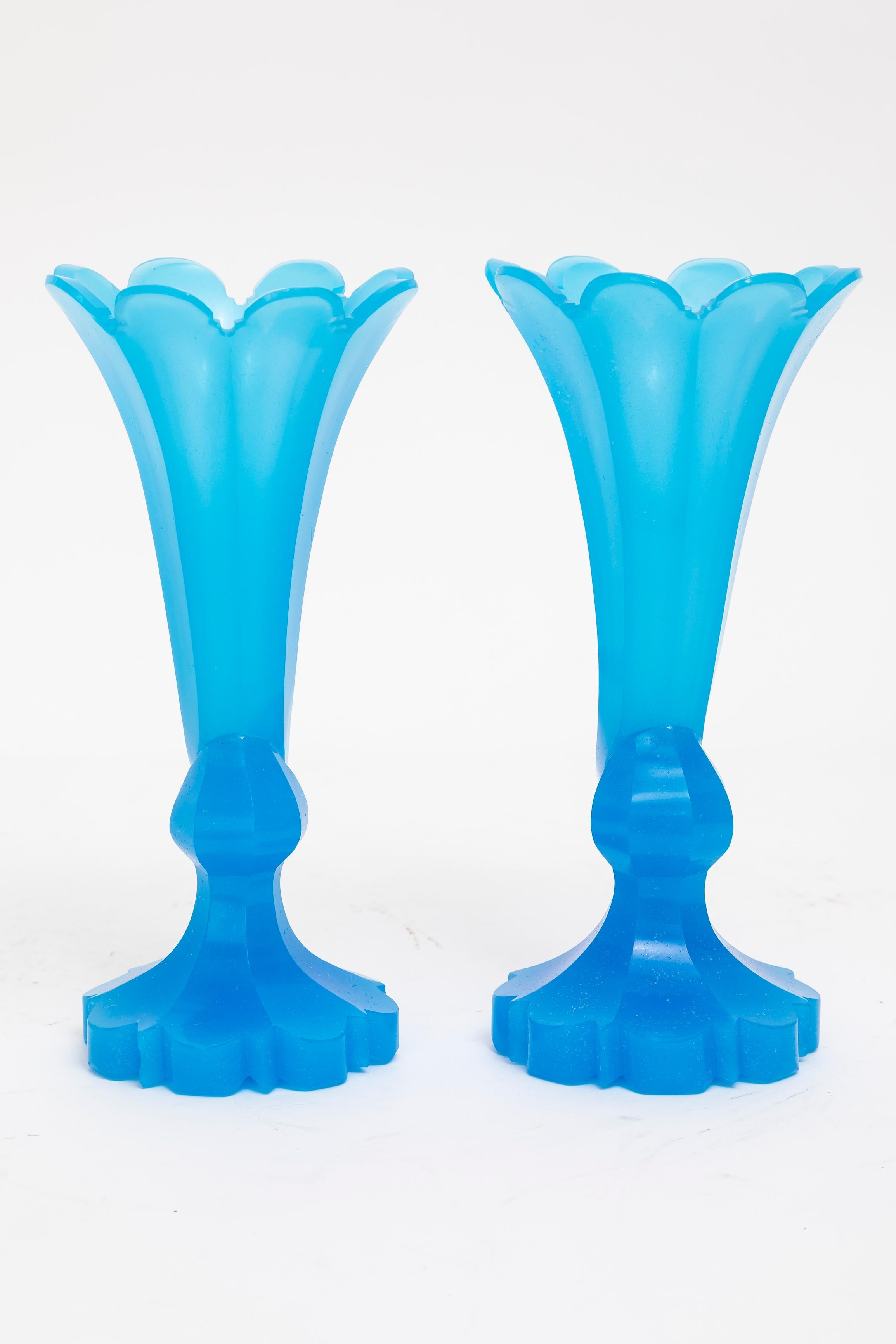 Verre opalin Paire de vases à pied cannelé en cristal bleu opalin de Baccarat du 19e C. en forme de corne d'abondance en vente