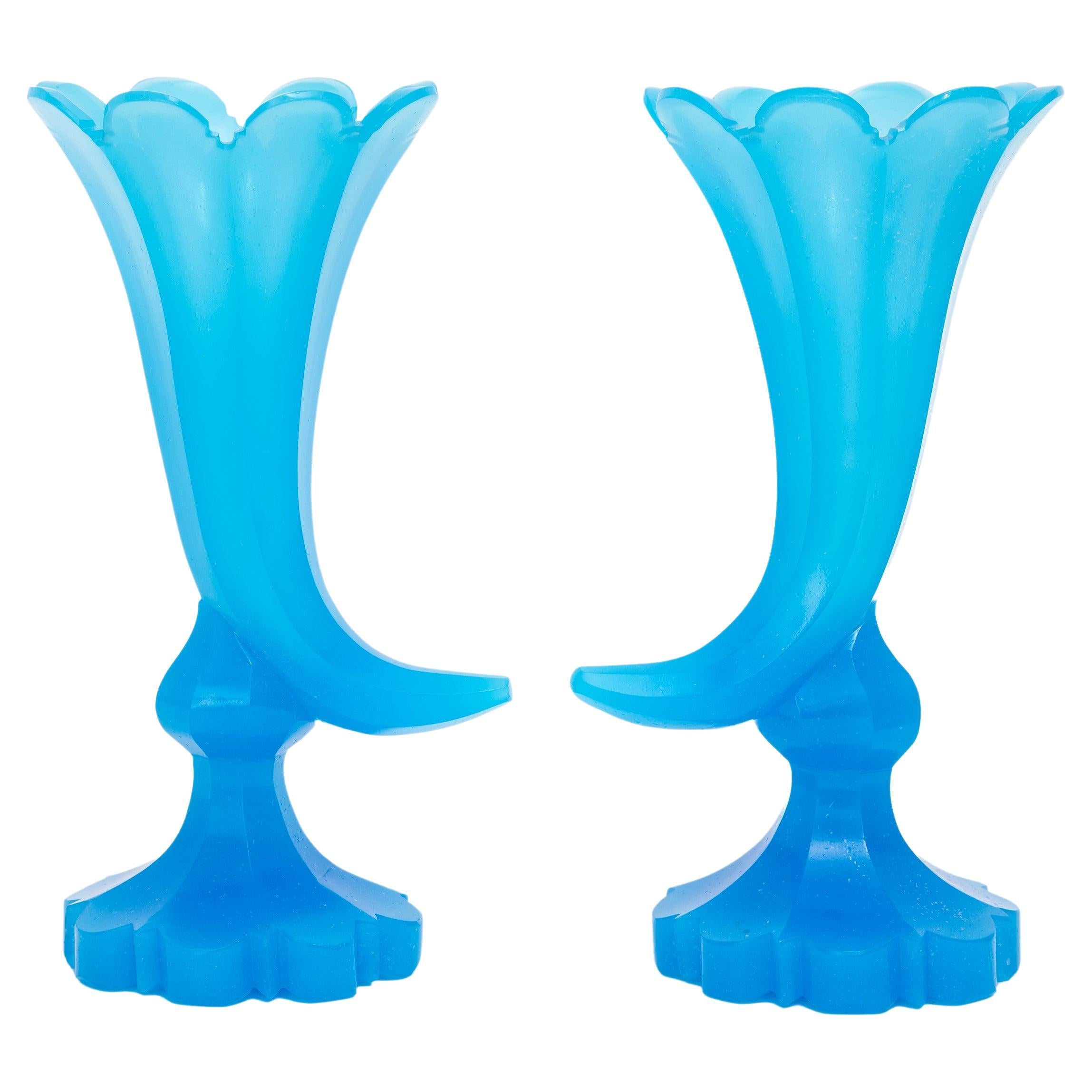 Paire de vases à pied cannelé en cristal bleu opalin de Baccarat du 19e C. en forme de corne d'abondance
