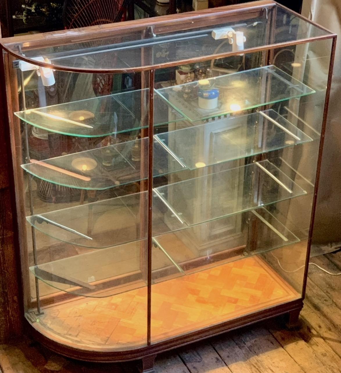 Ein Paar unglaublicher gläserner Bogenvitrinen aus einem der exklusiven Damenmodegeschäfte in der Newbury Street in Boston, Ma. Diese spektakulär gestalteten Glasvitrinen stammen aus dem späten 19. Jh. und sind hübsch mit Holz verkleidet, mit