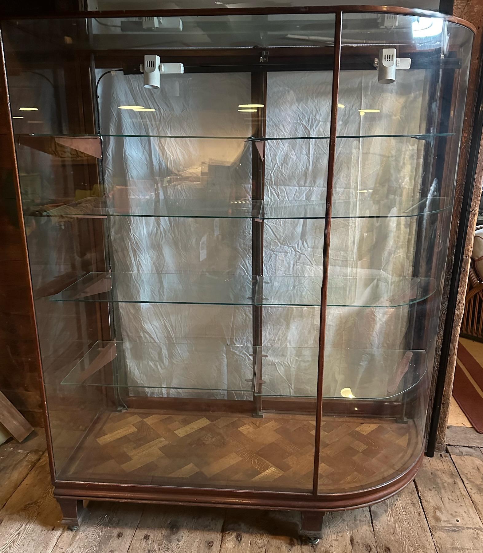 Ein Paar Glas-Vitrinenschränke mit Schleife aus dem 19. Jahrhundert aus einem gehobenen Modegeschäft in Boston (Amerikanische Klassik) im Angebot