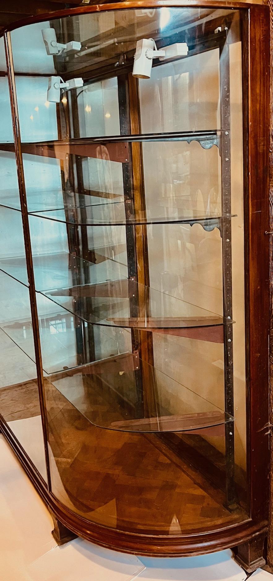 Ein Paar Glas-Vitrinenschränke mit Schleife aus dem 19. Jahrhundert aus einem gehobenen Modegeschäft in Boston (amerikanisch) im Angebot