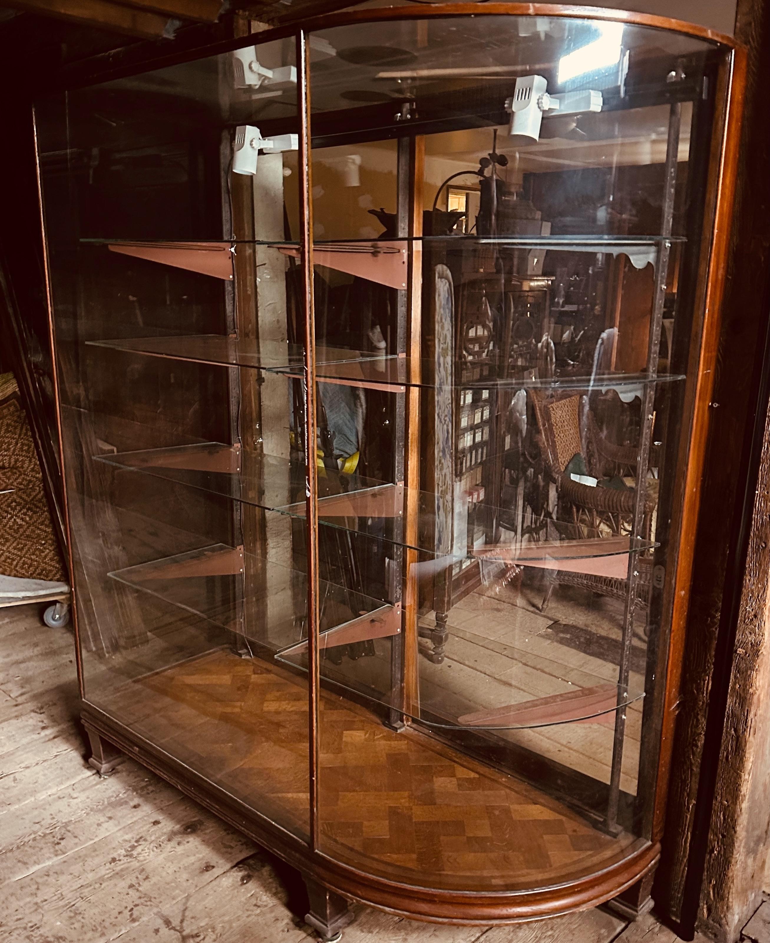 Ein Paar Glas-Vitrinenschränke mit Schleife aus dem 19. Jahrhundert aus einem gehobenen Modegeschäft in Boston (Frühes 20. Jahrhundert) im Angebot