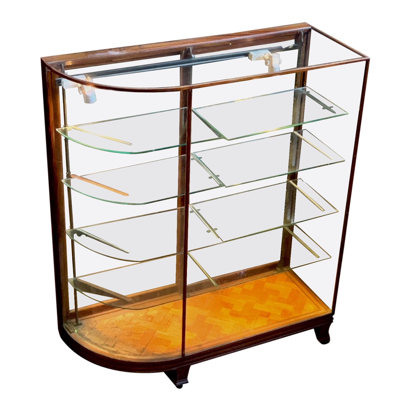 Ein Paar Glas-Vitrinenschränke mit Schleife aus dem 19. Jahrhundert aus einem gehobenen Modegeschäft in Boston im Angebot