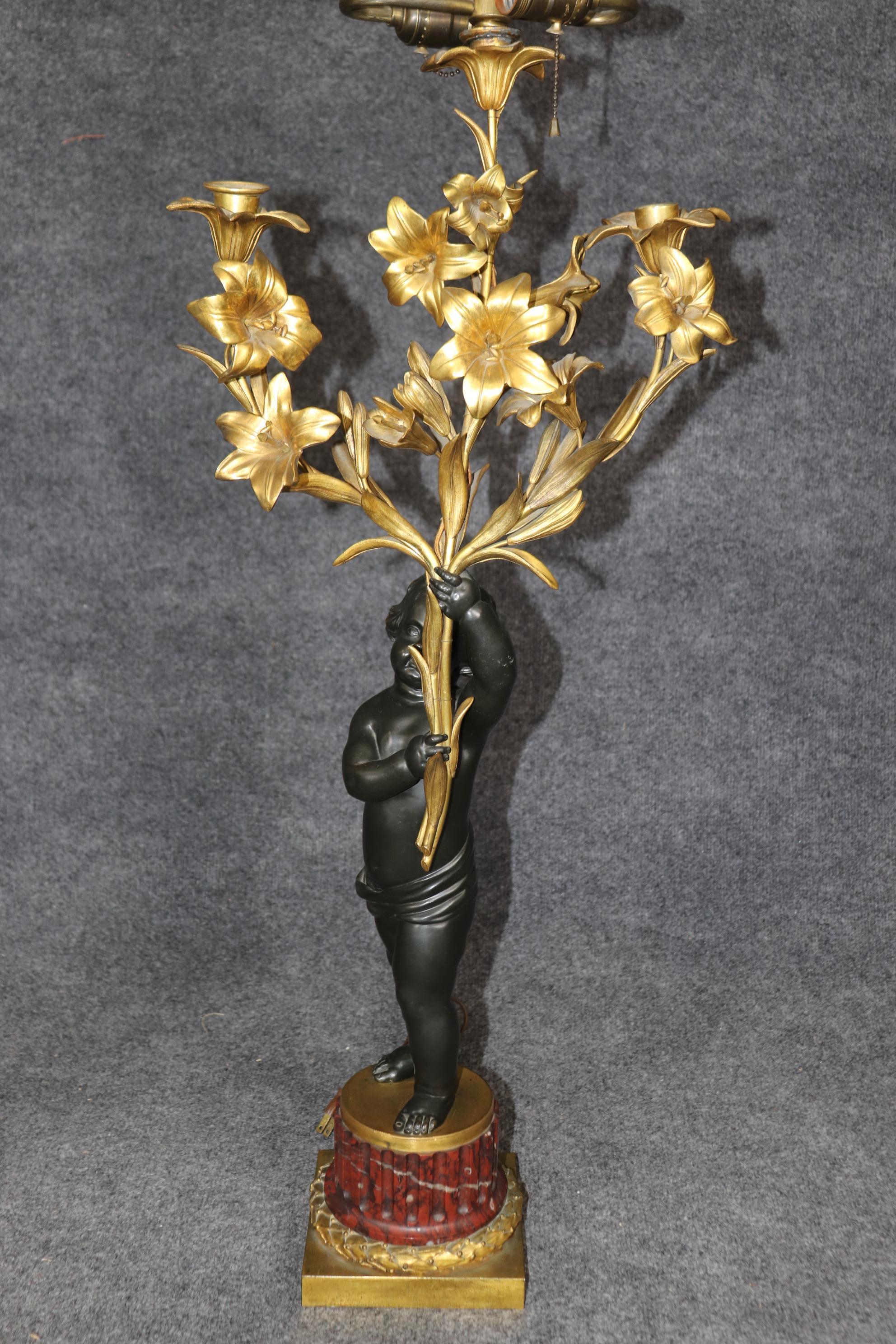 Coppia di lampade da tavolo A.I.C. in bronzo a forma di cherubino, in stile Henry Dasson in vendita 3