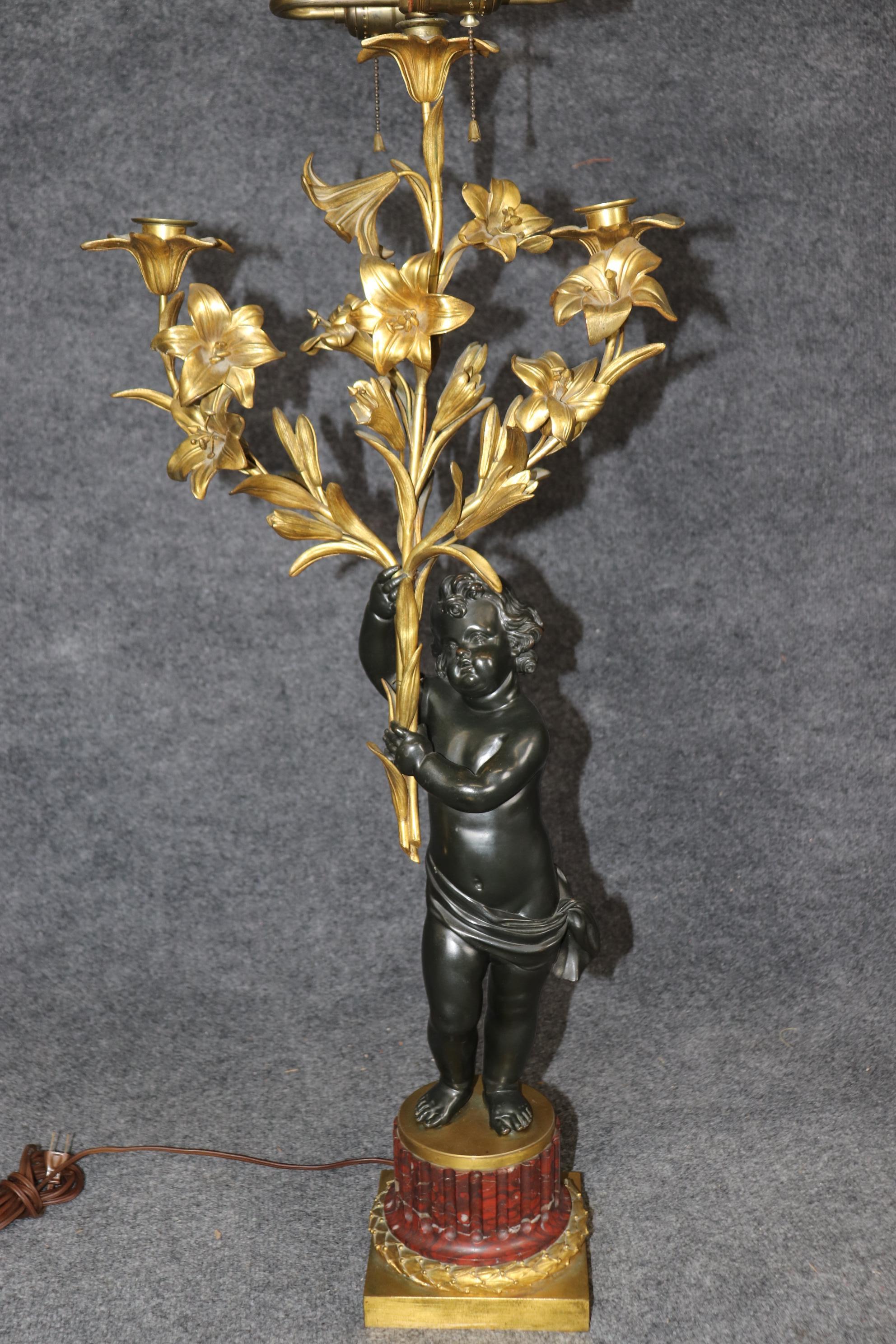Coppia di lampade da tavolo A.I.C. in bronzo a forma di cherubino, in stile Henry Dasson in vendita 4