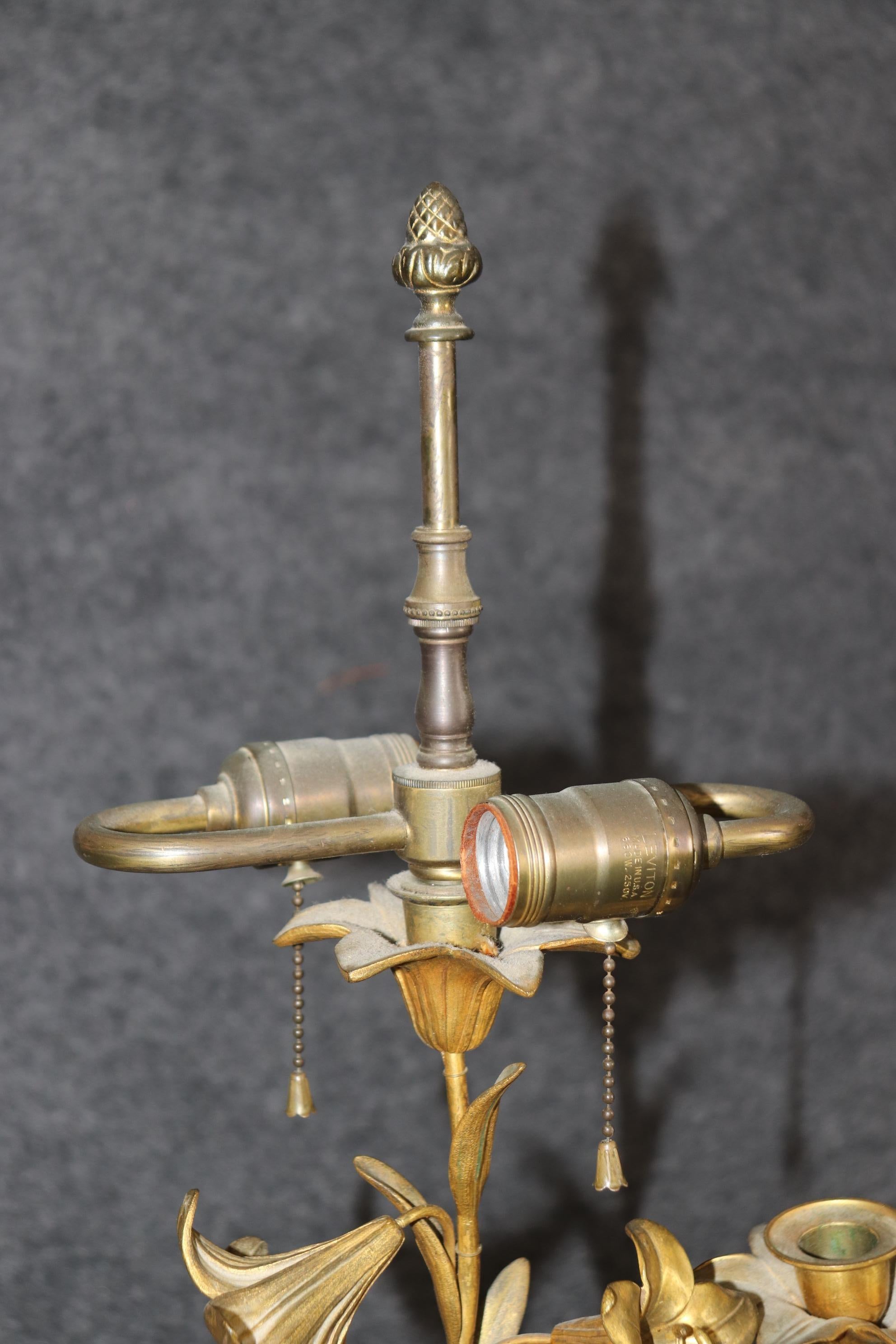 Coppia di lampade da tavolo A.I.C. in bronzo a forma di cherubino, in stile Henry Dasson in vendita 9