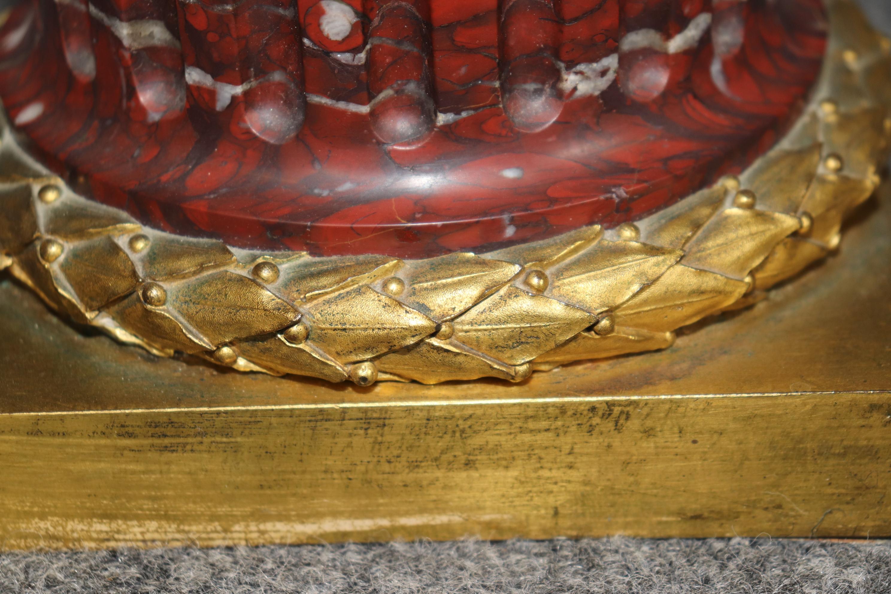 Luigi XV Coppia di lampade da tavolo A.I.C. in bronzo a forma di cherubino, in stile Henry Dasson in vendita