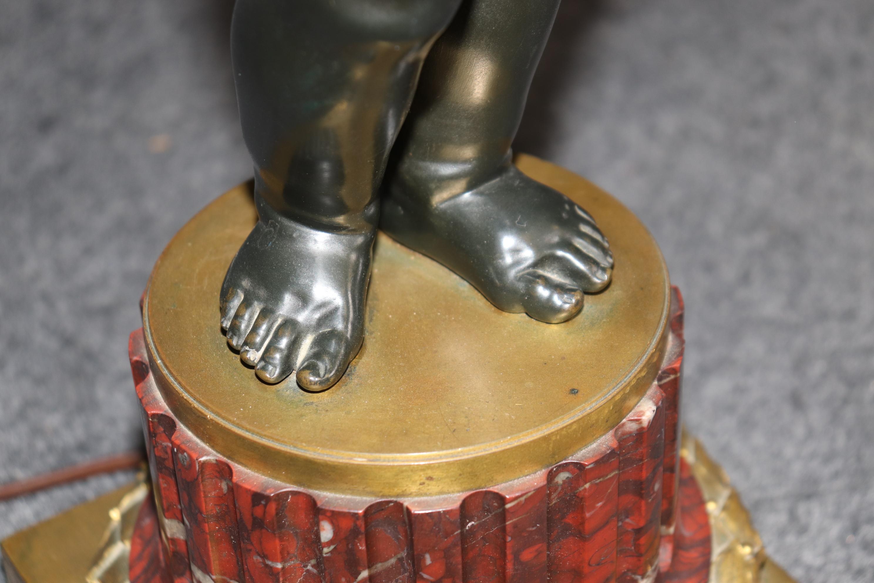 Francese Coppia di lampade da tavolo A.I.C. in bronzo a forma di cherubino, in stile Henry Dasson in vendita