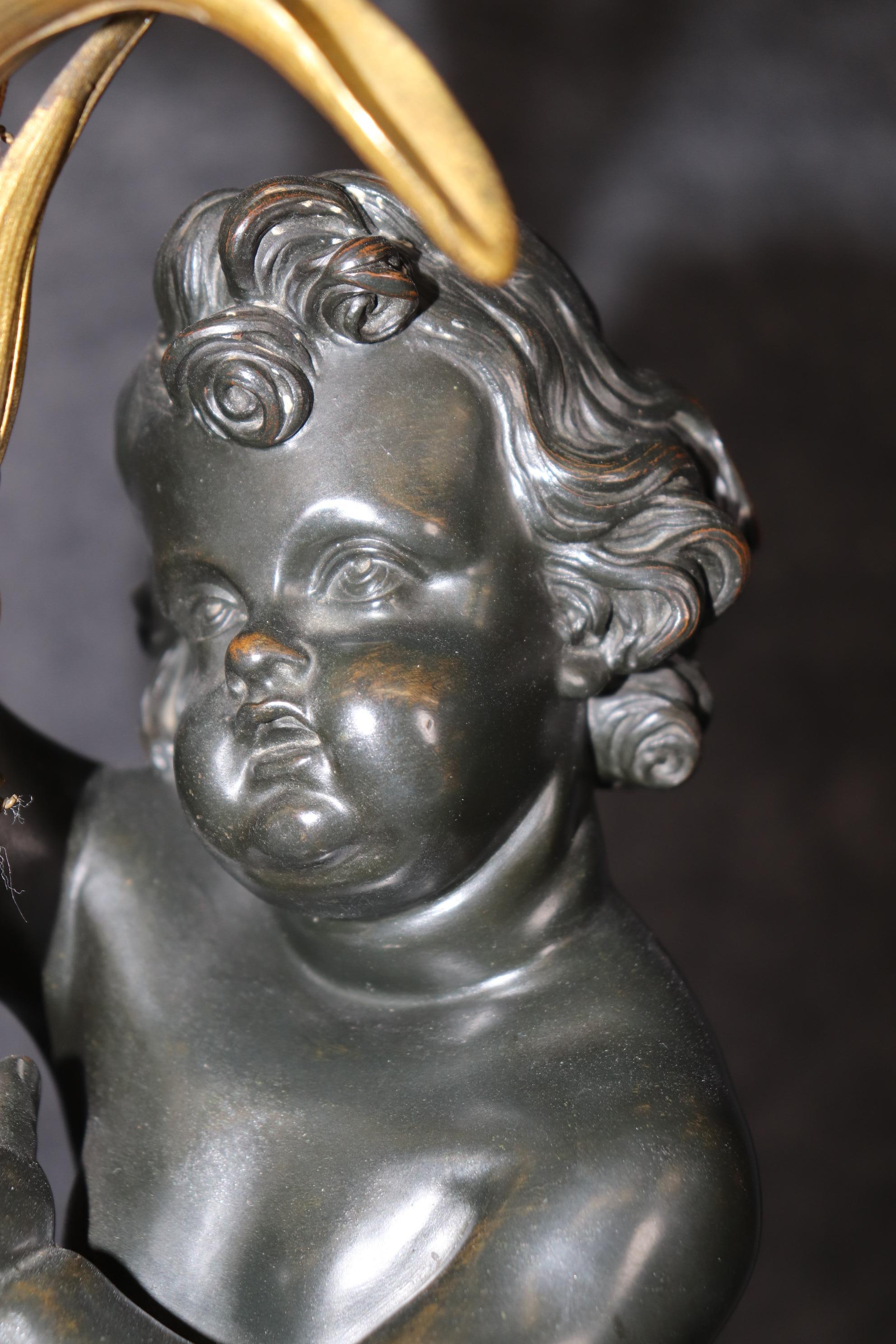 Coppia di lampade da tavolo A.I.C. in bronzo a forma di cherubino, in stile Henry Dasson In condizioni buone in vendita a Swedesboro, NJ