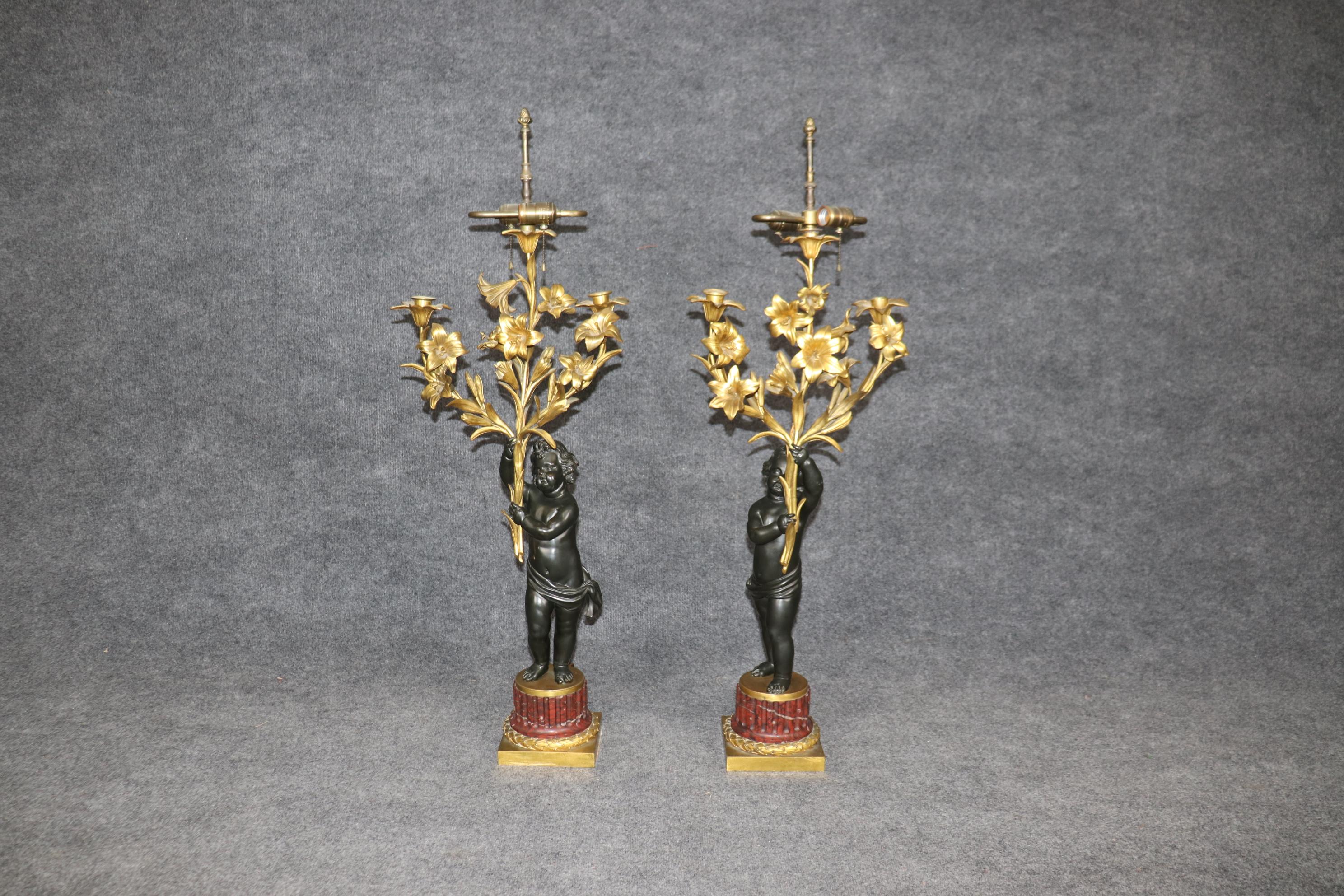 Fine XIX secolo Coppia di lampade da tavolo A.I.C. in bronzo a forma di cherubino, in stile Henry Dasson in vendita