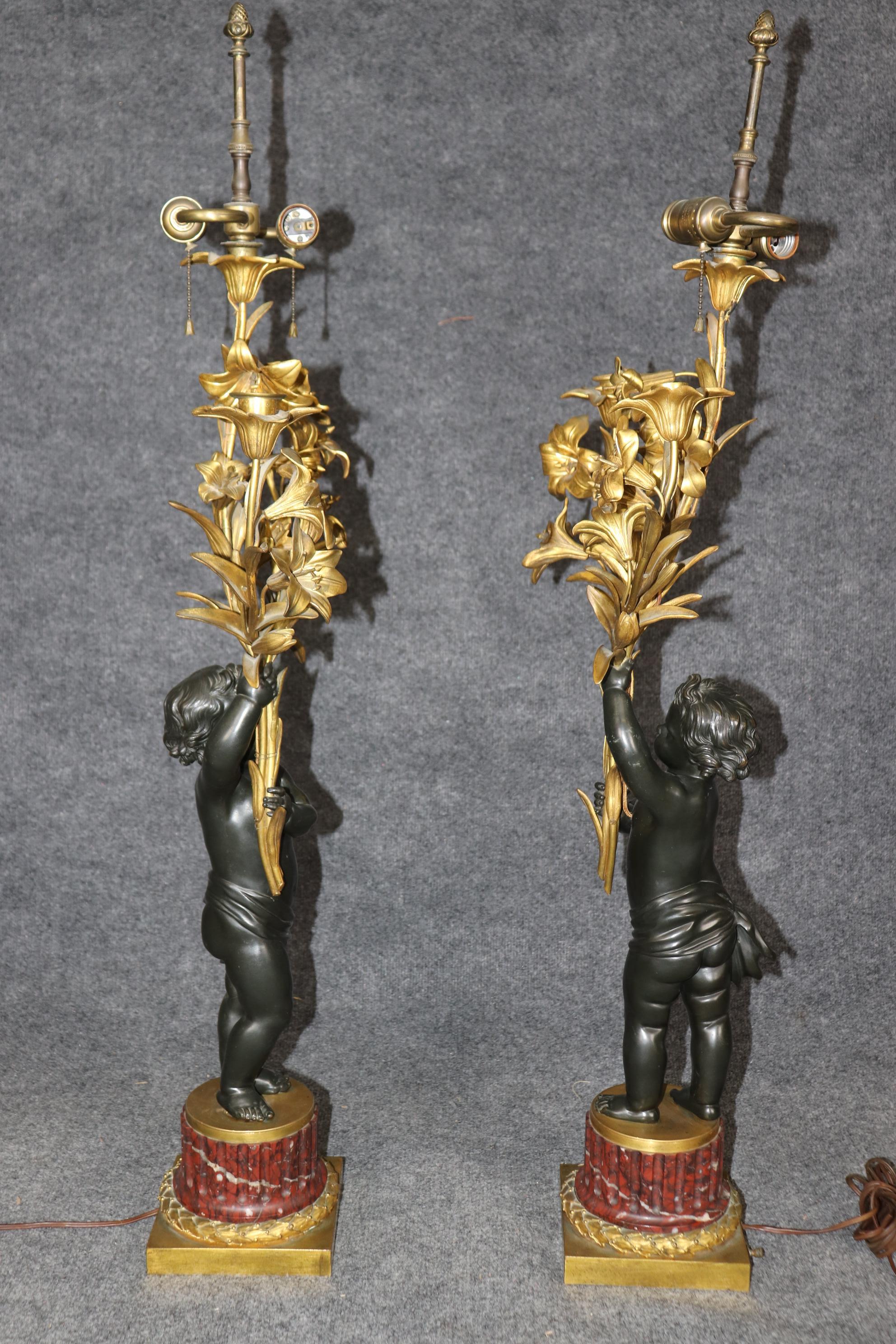 Bronzo Coppia di lampade da tavolo A.I.C. in bronzo a forma di cherubino, in stile Henry Dasson in vendita