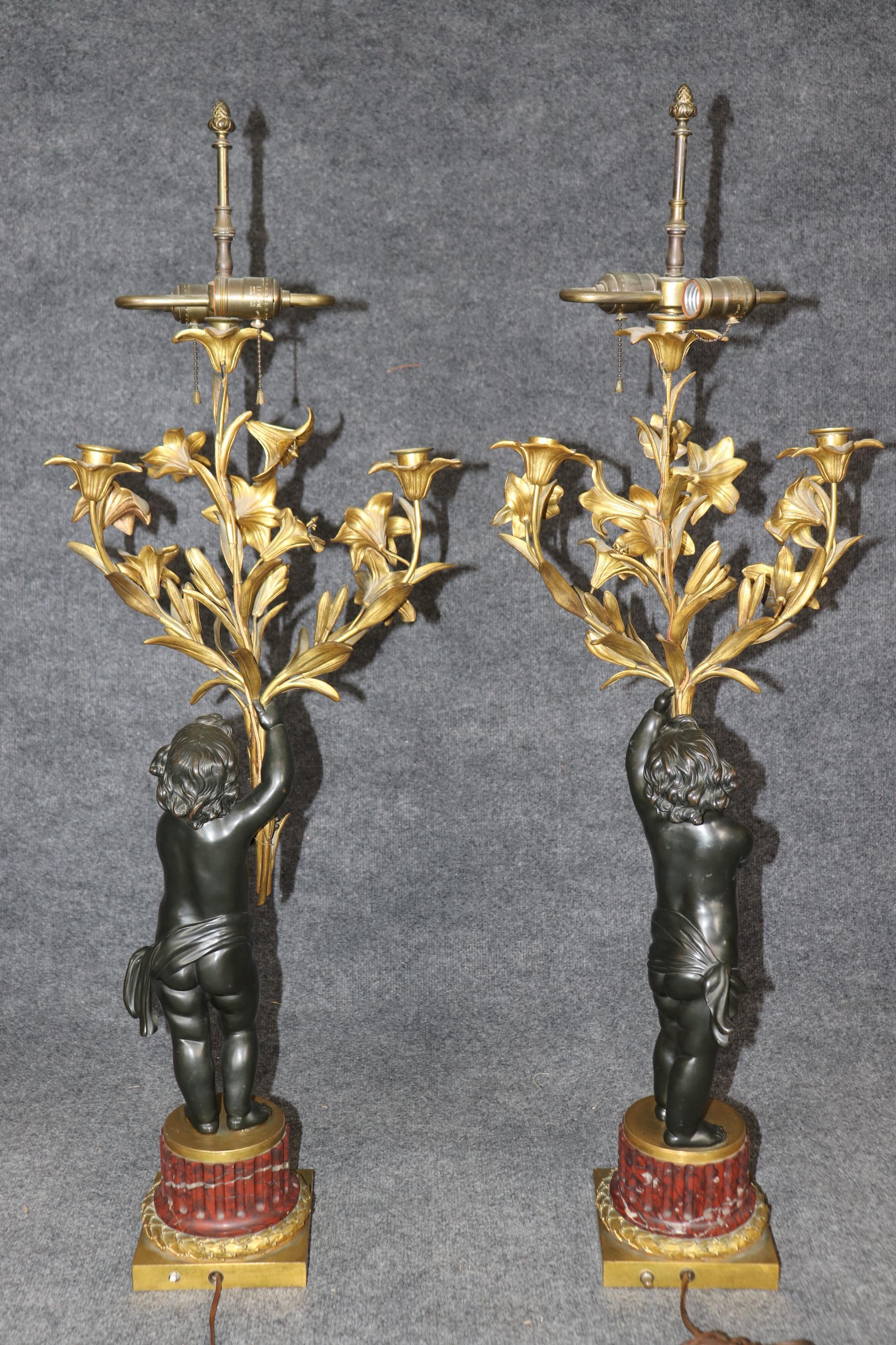Coppia di lampade da tavolo A.I.C. in bronzo a forma di cherubino, in stile Henry Dasson in vendita 1